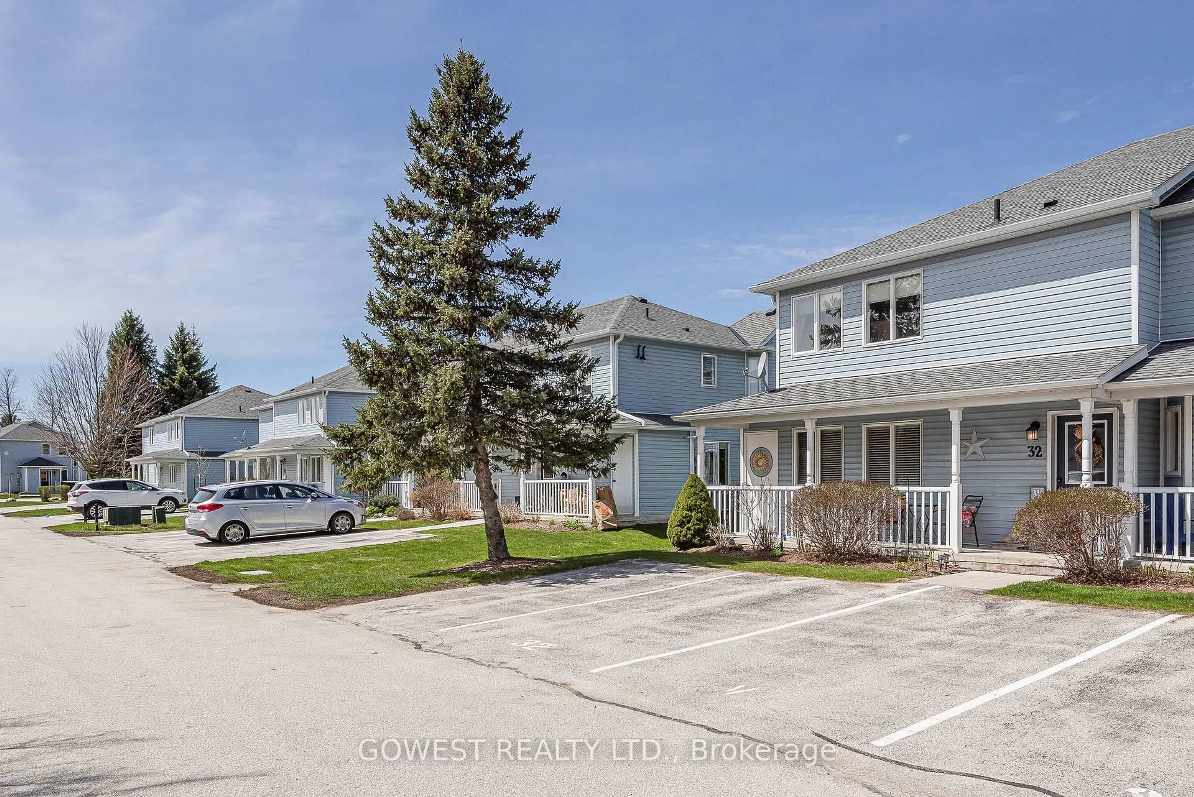 A pic from outside/outdoor area/front of a property/back of a property/a pic from drone, street for 32 Valleymede Crt, Collingwood Ontario L9Y 5E4