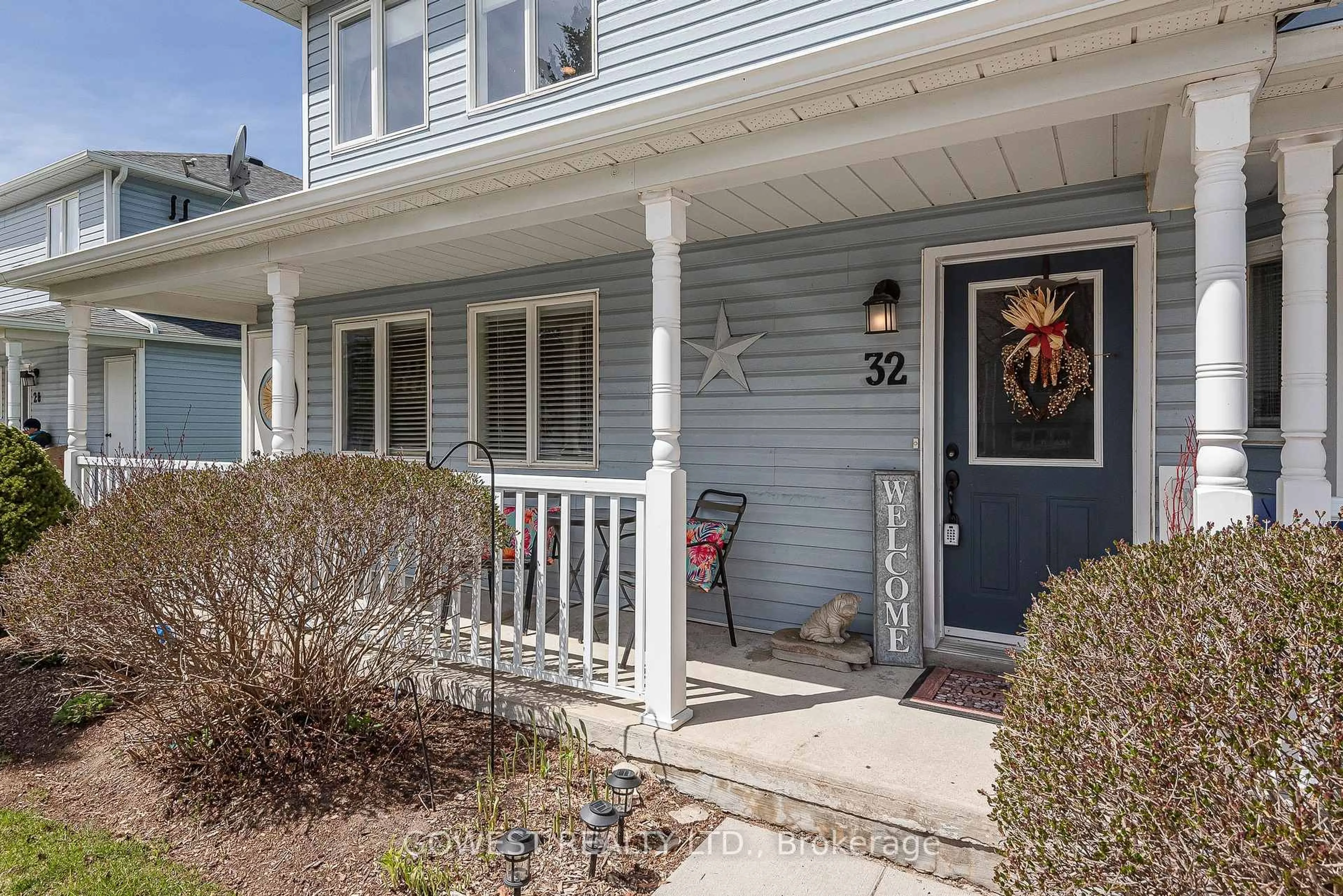 Home with vinyl exterior material, street for 32 Valleymede Crt, Collingwood Ontario L9Y 5E4