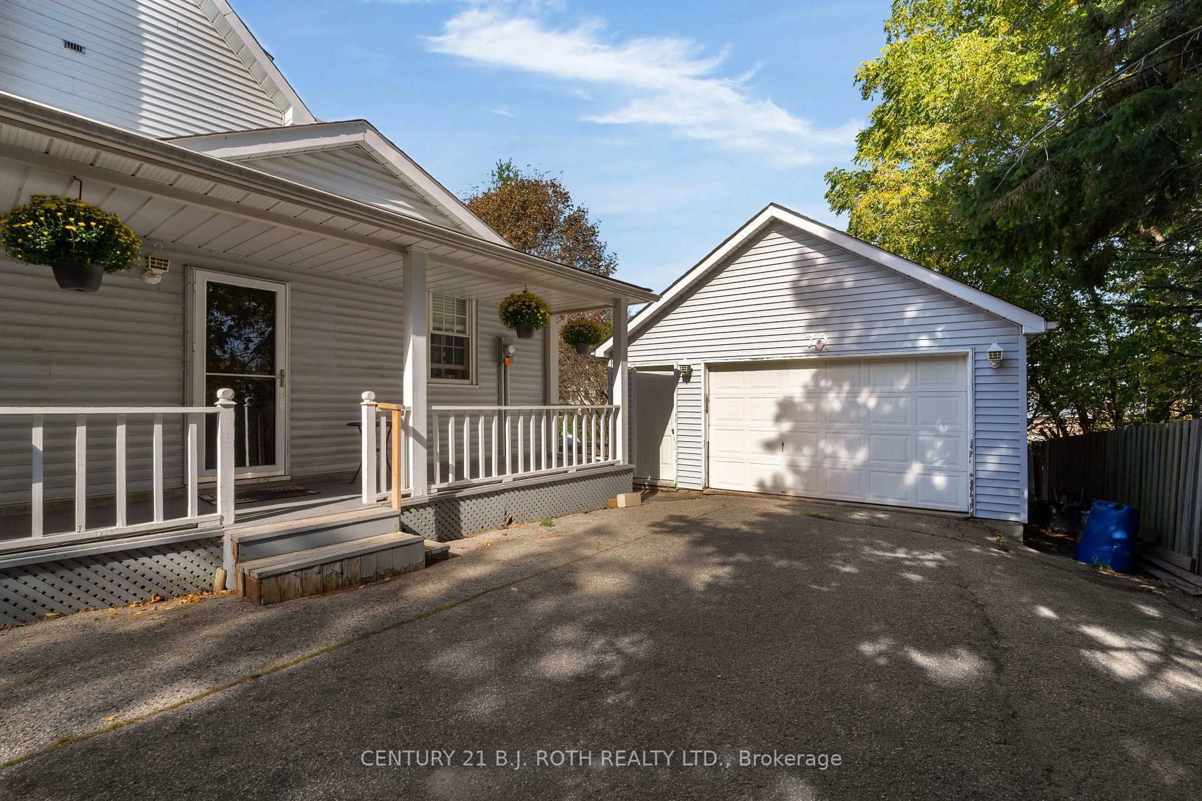 A pic from outside/outdoor area/front of a property/back of a property/a pic from drone, street for 70 Baldwin Lane, Barrie Ontario L4N 2W3