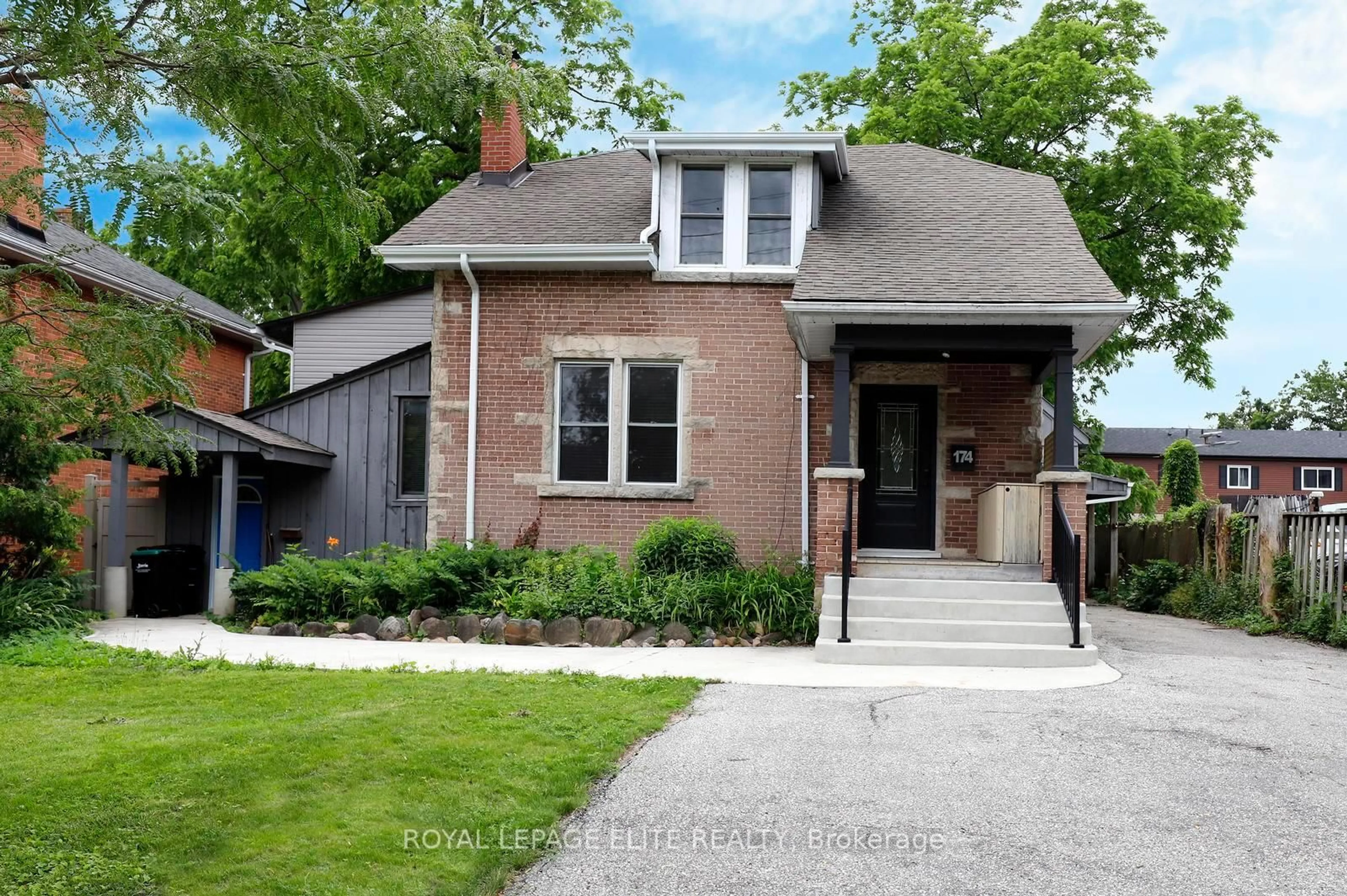 Home with brick exterior material, street for 174 Owen St, Barrie Ontario L4M 3H9