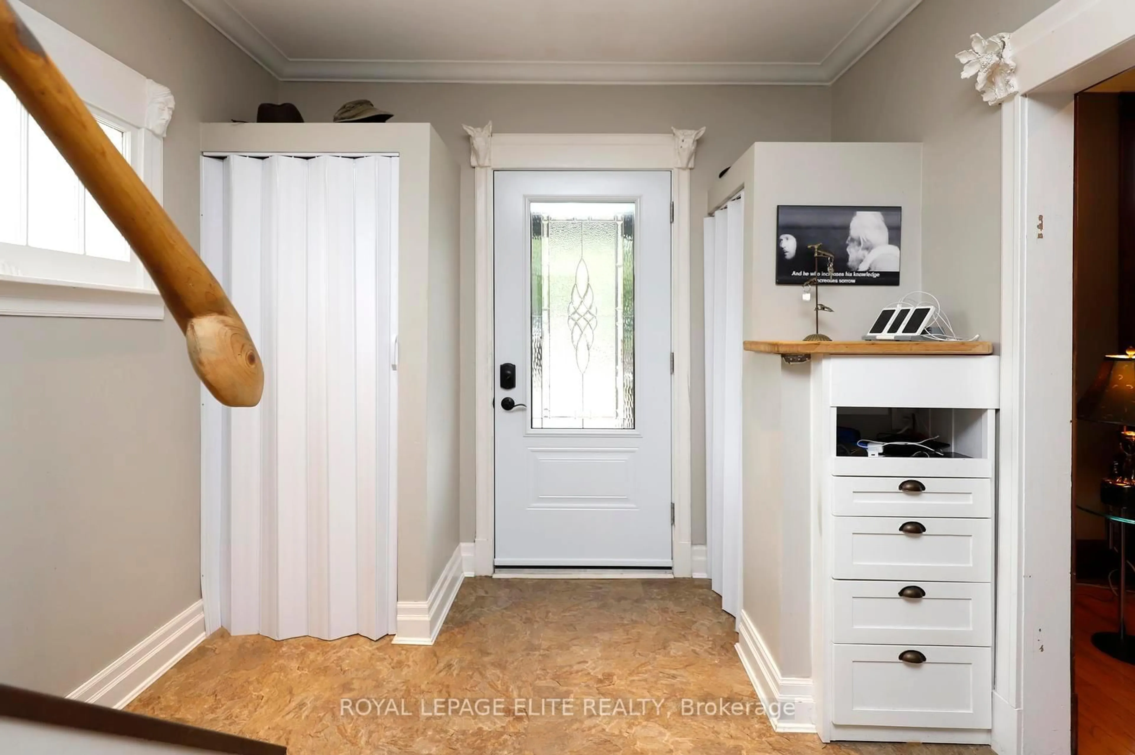 Indoor entryway for 174 Owen St, Barrie Ontario L4M 3H9