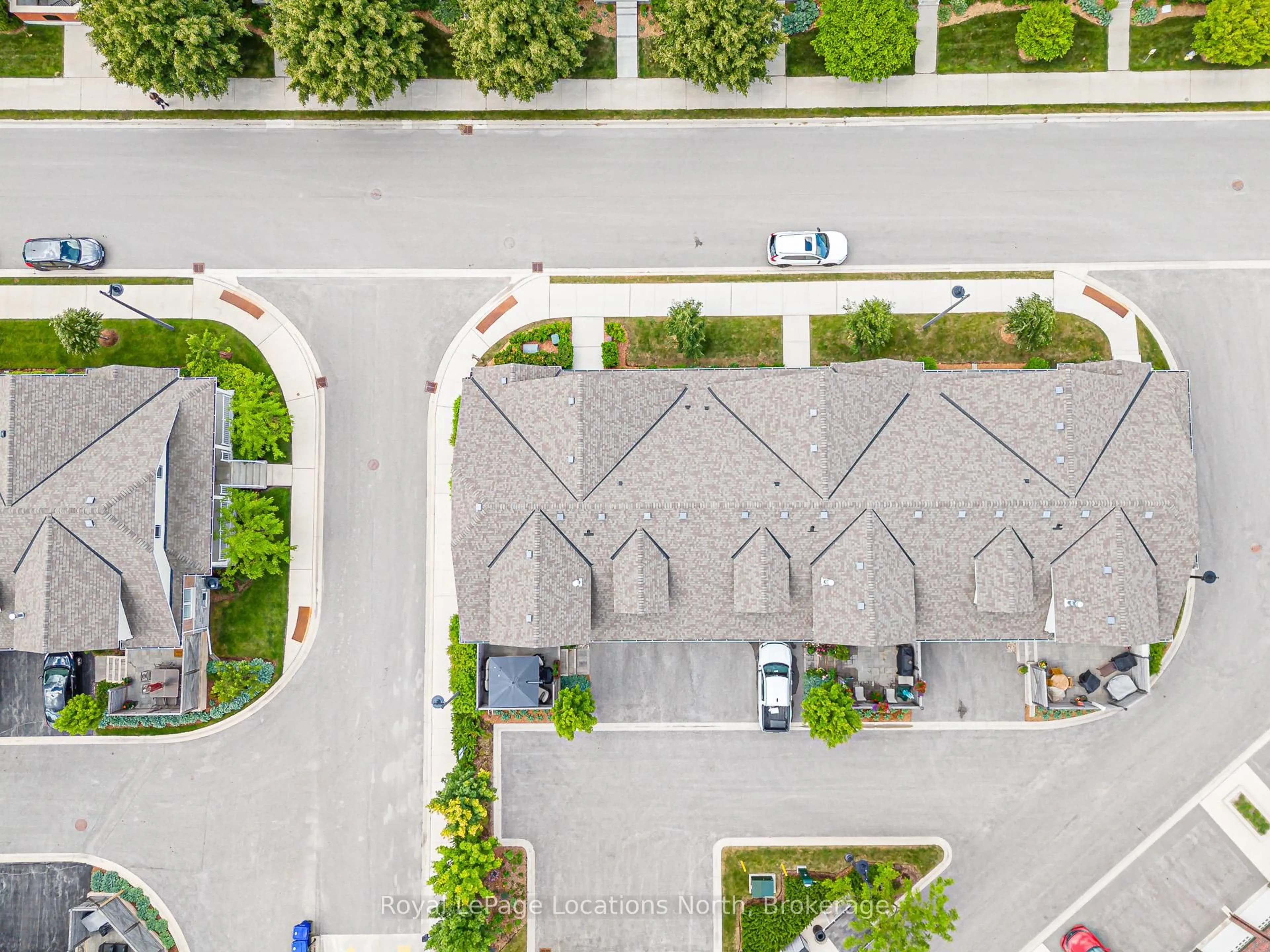 A pic from outside/outdoor area/front of a property/back of a property/a pic from drone, street for 11 North Pine St, Collingwood Ontario L9Y 5L6
