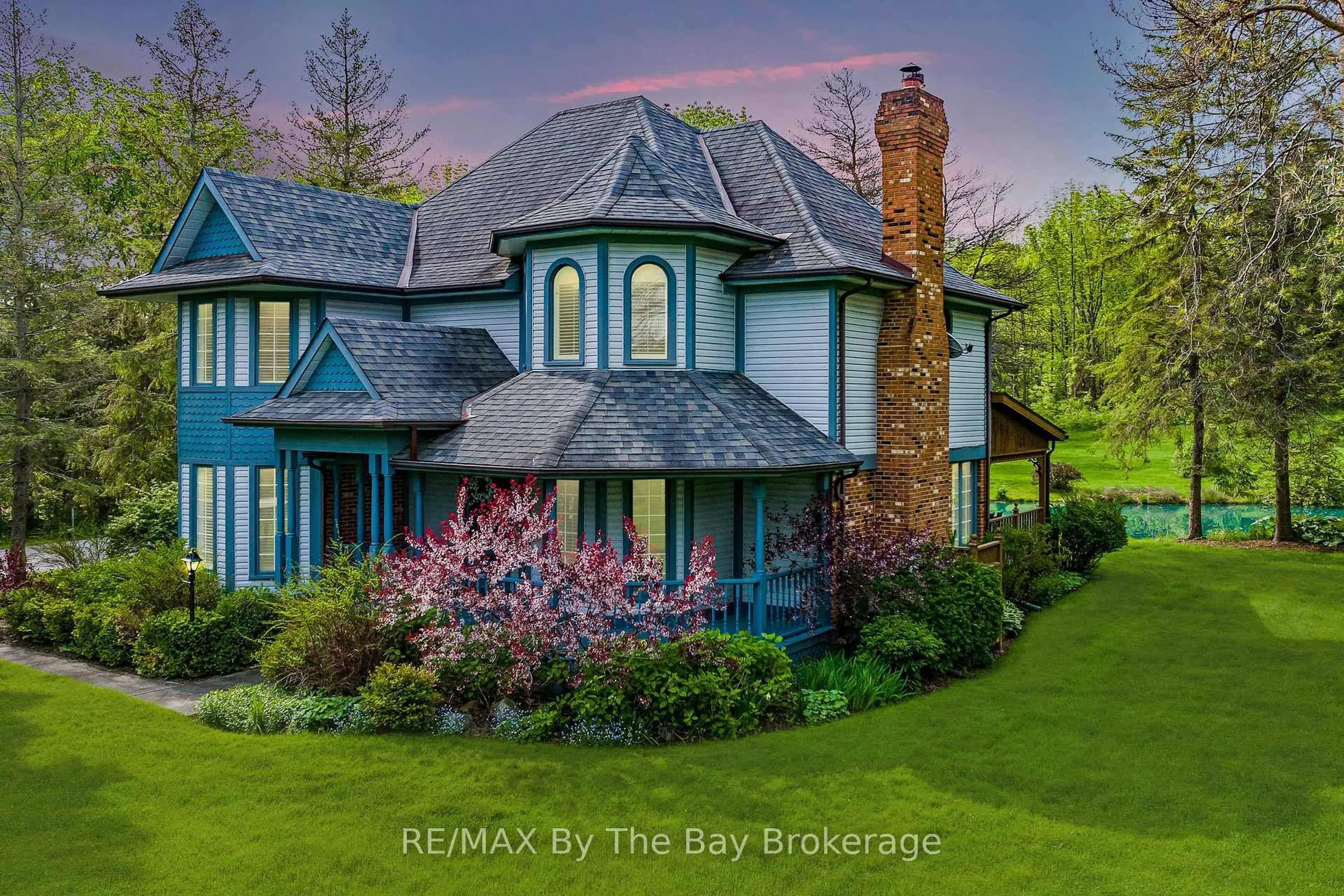 A pic from outside/outdoor area/front of a property/back of a property/a pic from drone, building for 9 Purple Hill Lane, Clearview Ontario L0M 1G0