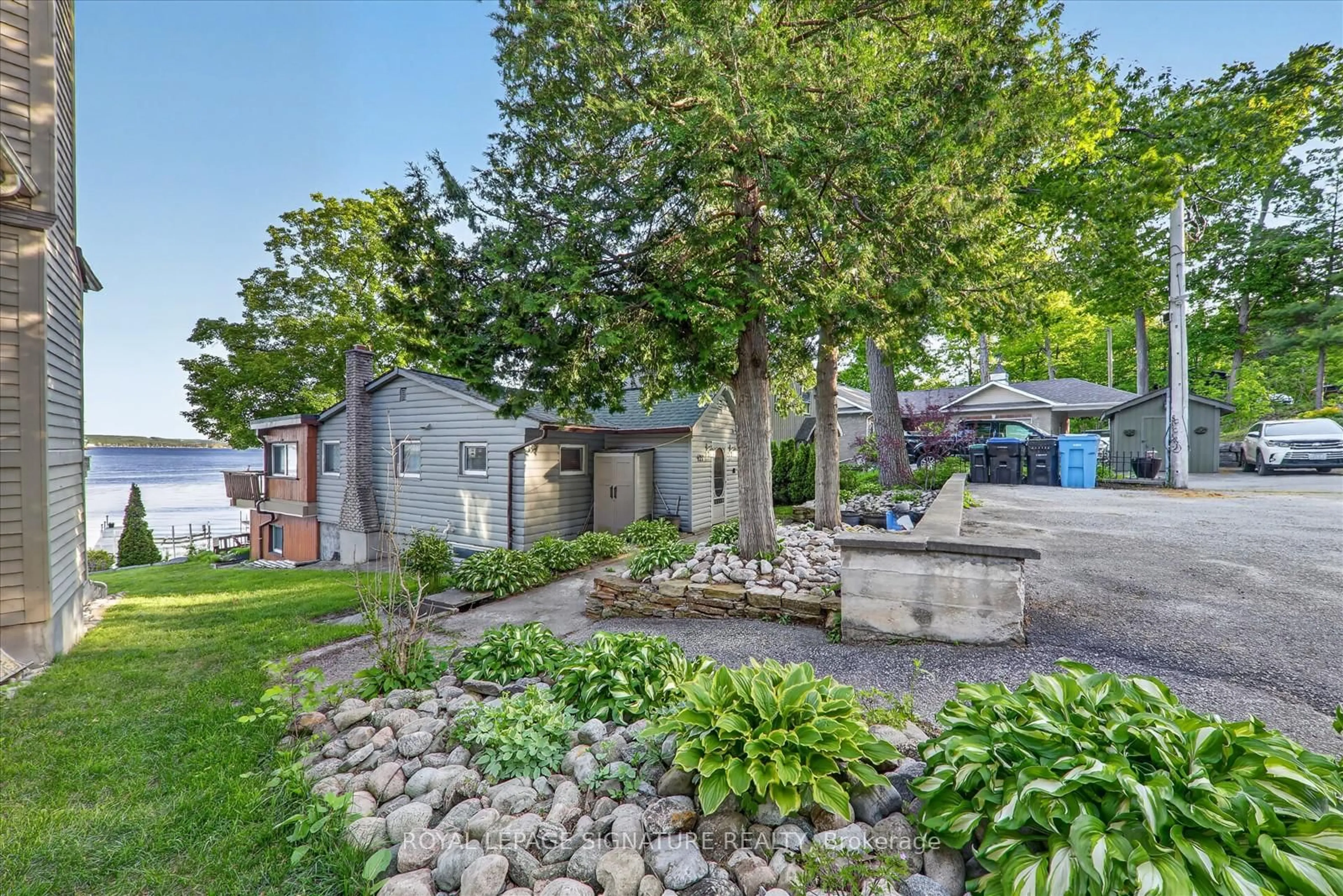 A pic from outside/outdoor area/front of a property/back of a property/a pic from drone, street for 427 Mundys Bay Rd, Midland Ontario L4R 5H1