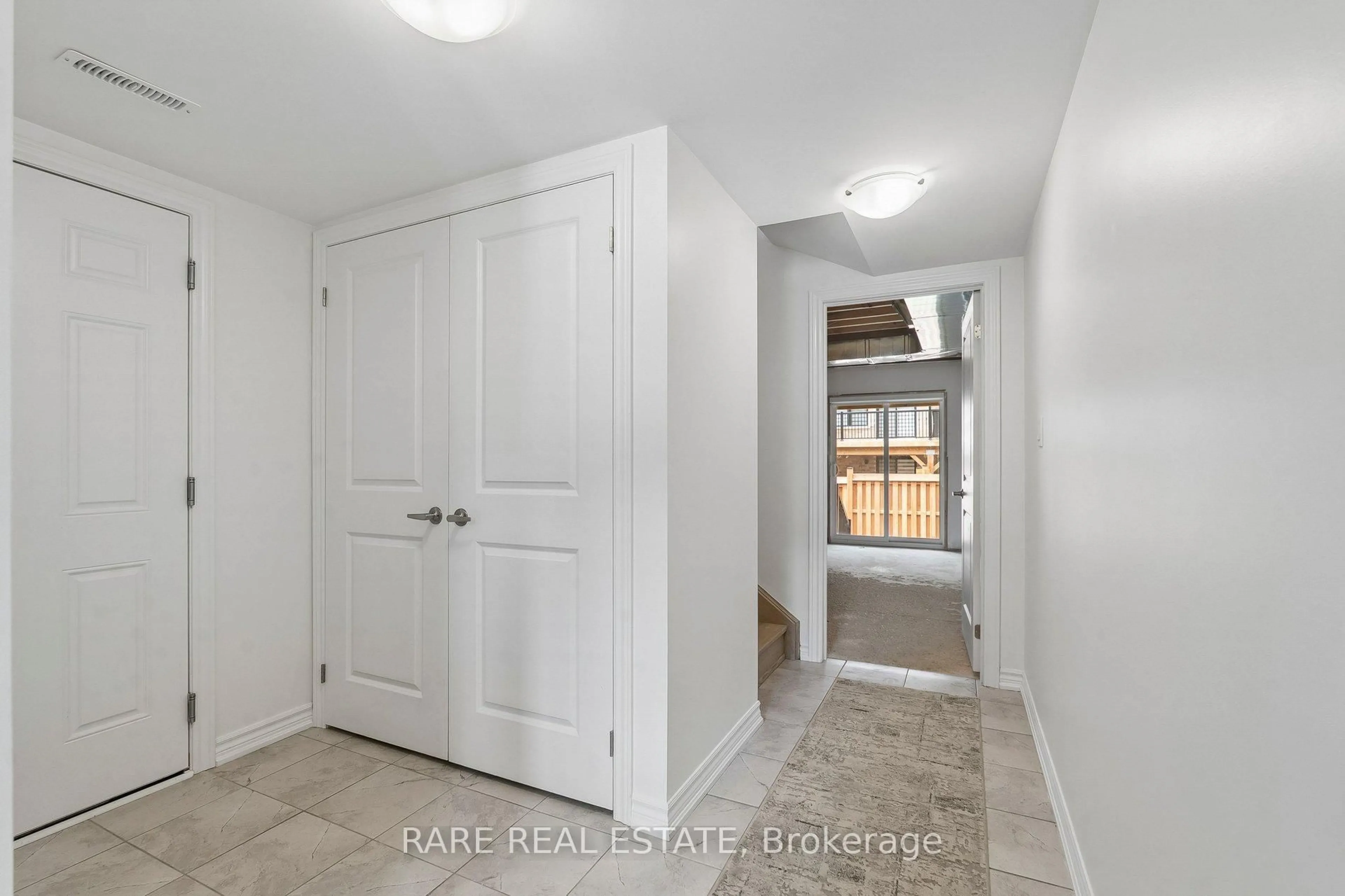 Indoor entryway for 55 Hay Lane, Barrie Ontario L9J 0T6