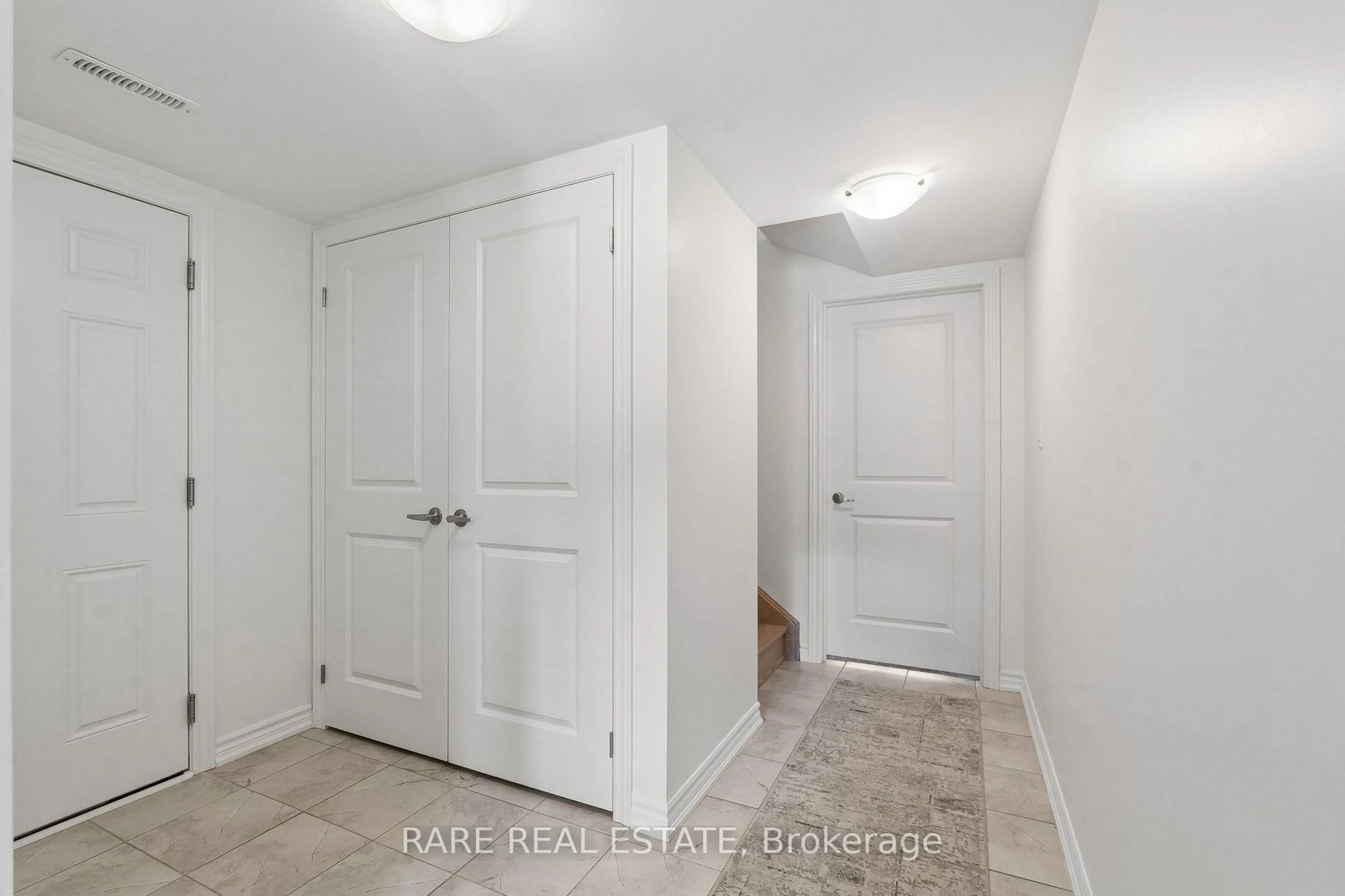 Indoor entryway for 55 Hay Lane, Barrie Ontario L9J 0T6