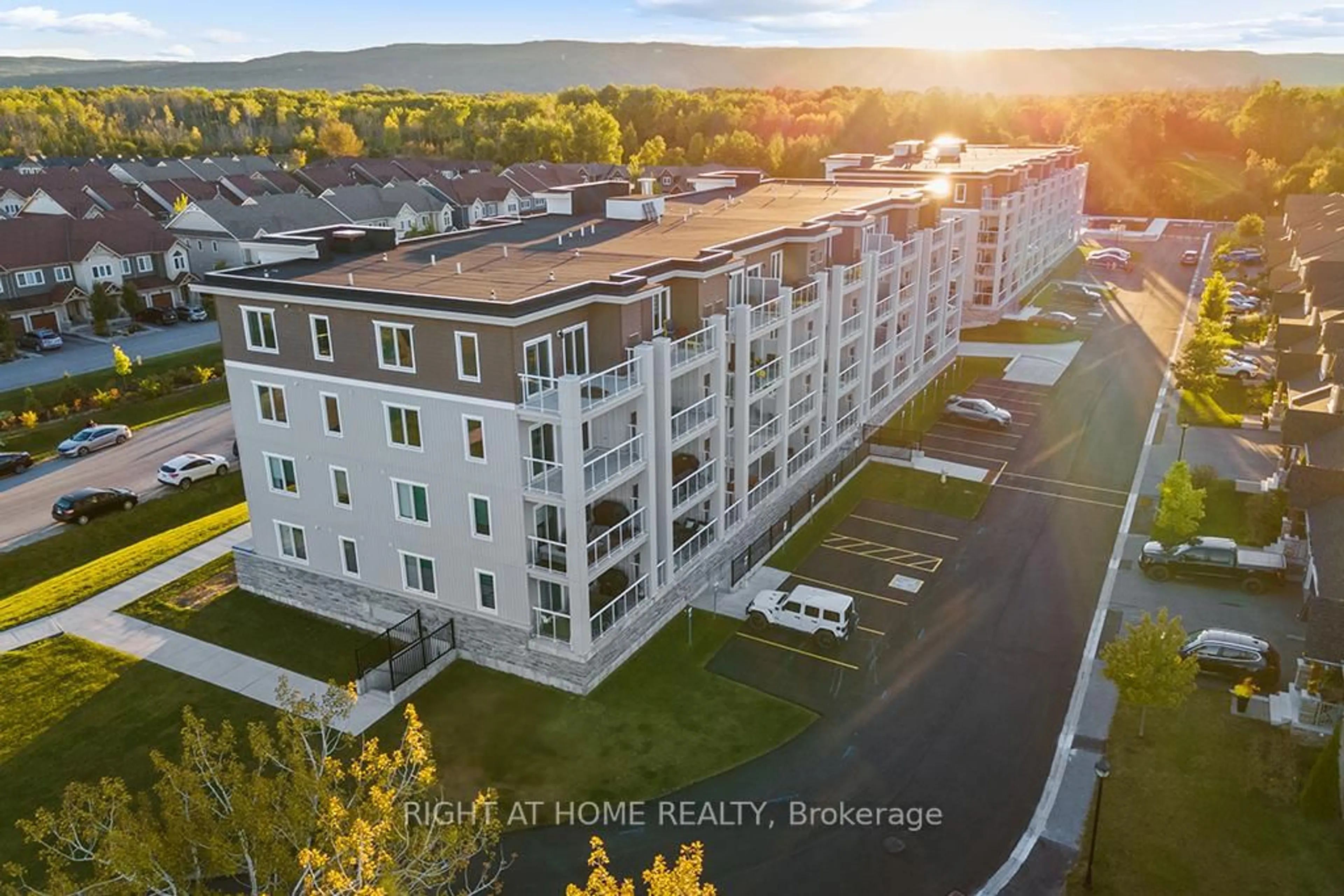 A pic from outside/outdoor area/front of a property/back of a property/a pic from drone, unknown for 5 Spooner Cres #215, Collingwood Ontario L9Y 1T3