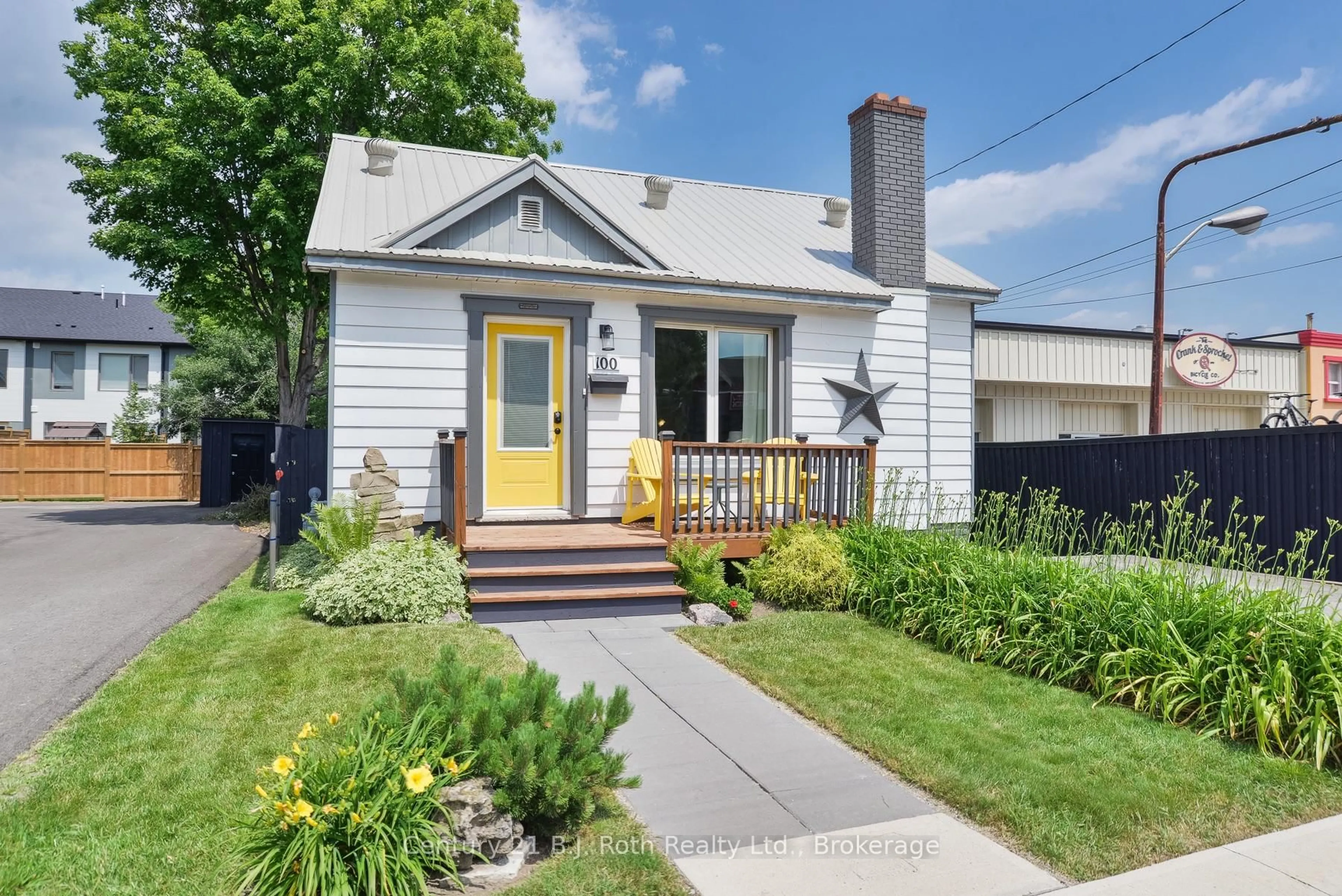 Home with vinyl exterior material, street for 100 Laclie St, Orillia Ontario L3V 4M8