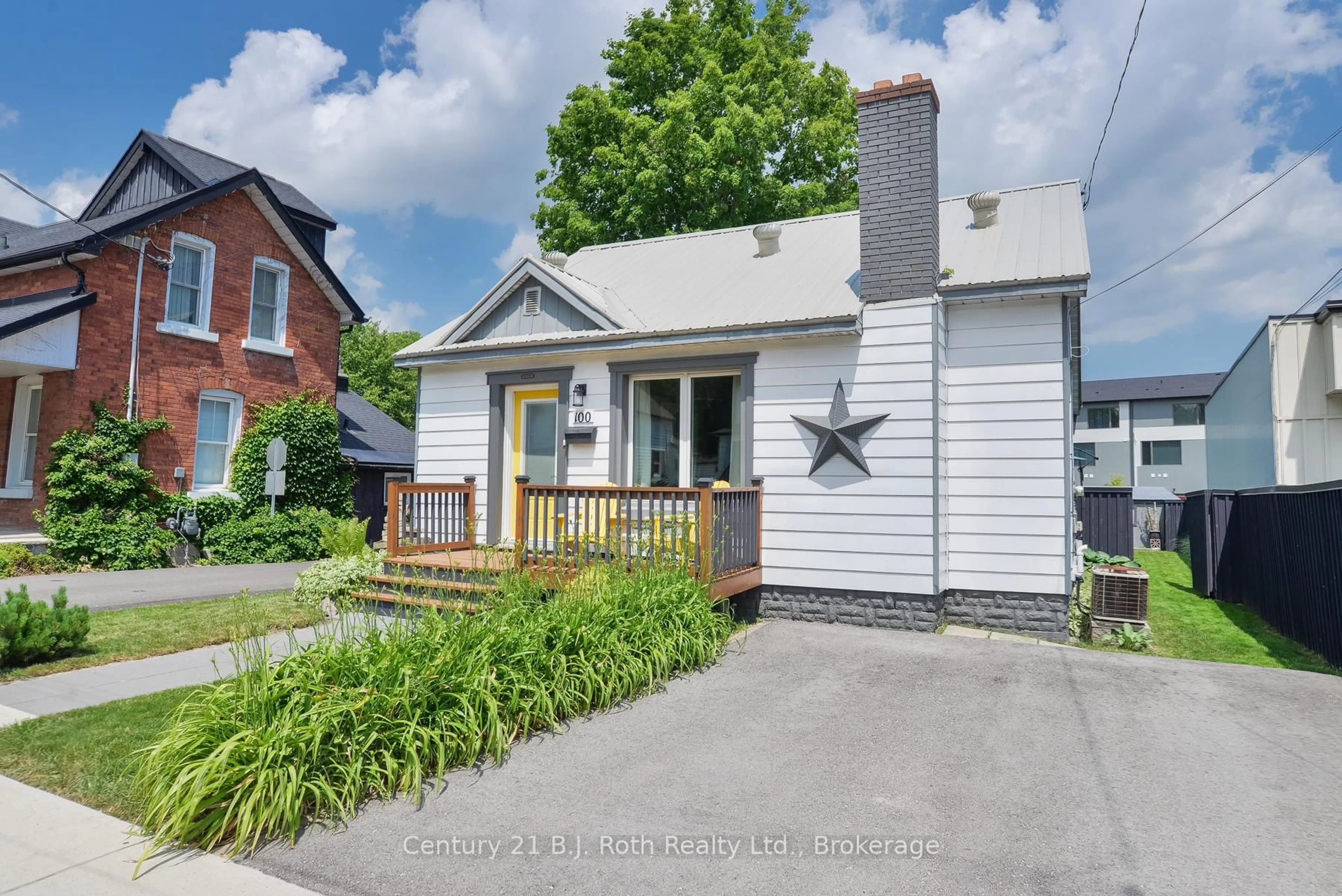 A pic from outside/outdoor area/front of a property/back of a property/a pic from drone, street for 100 Laclie St, Orillia Ontario L3V 4M8