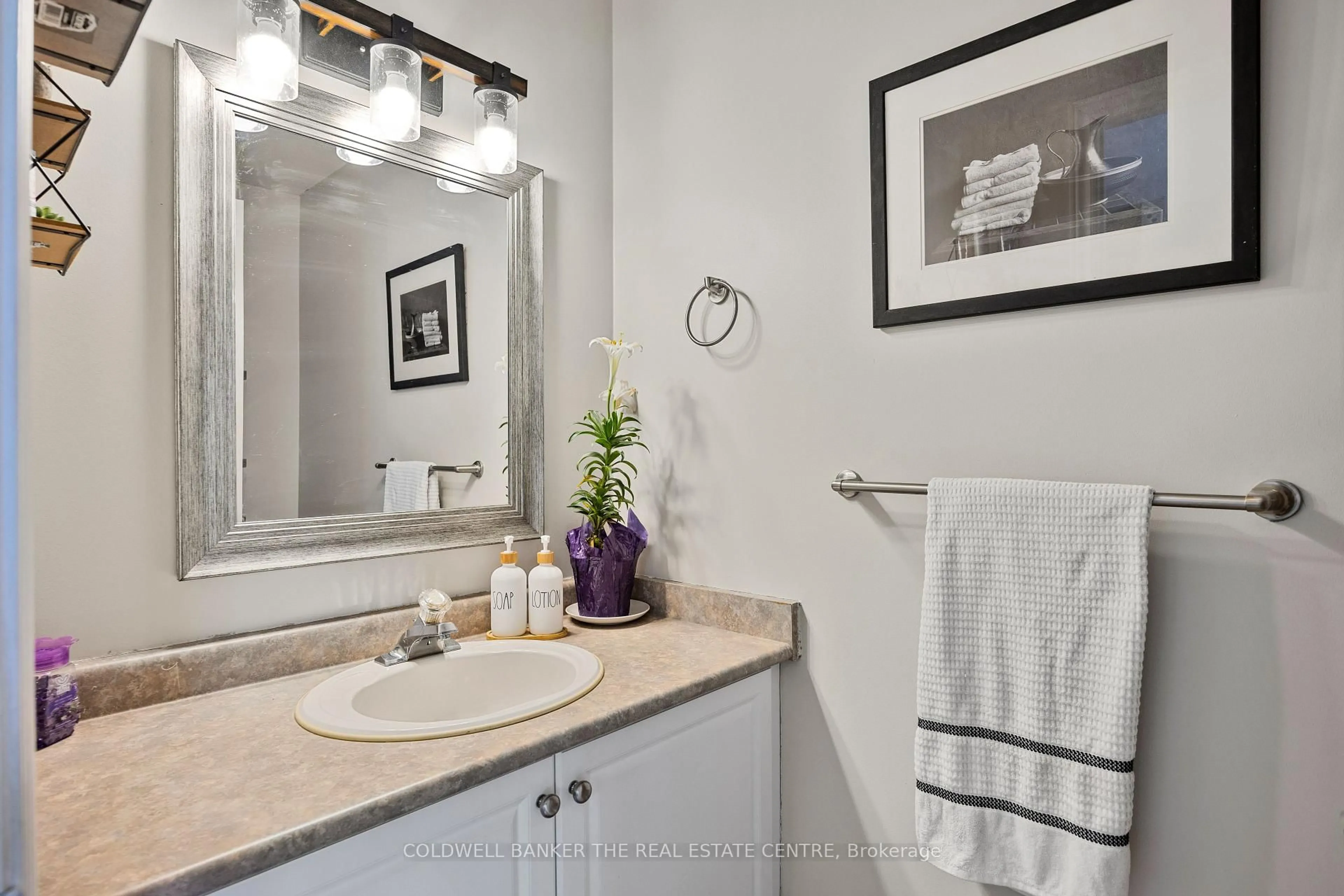 Standard bathroom, ceramic/tile floor for 234 Cundles Rd #10, Barrie Ontario L4M 6L1