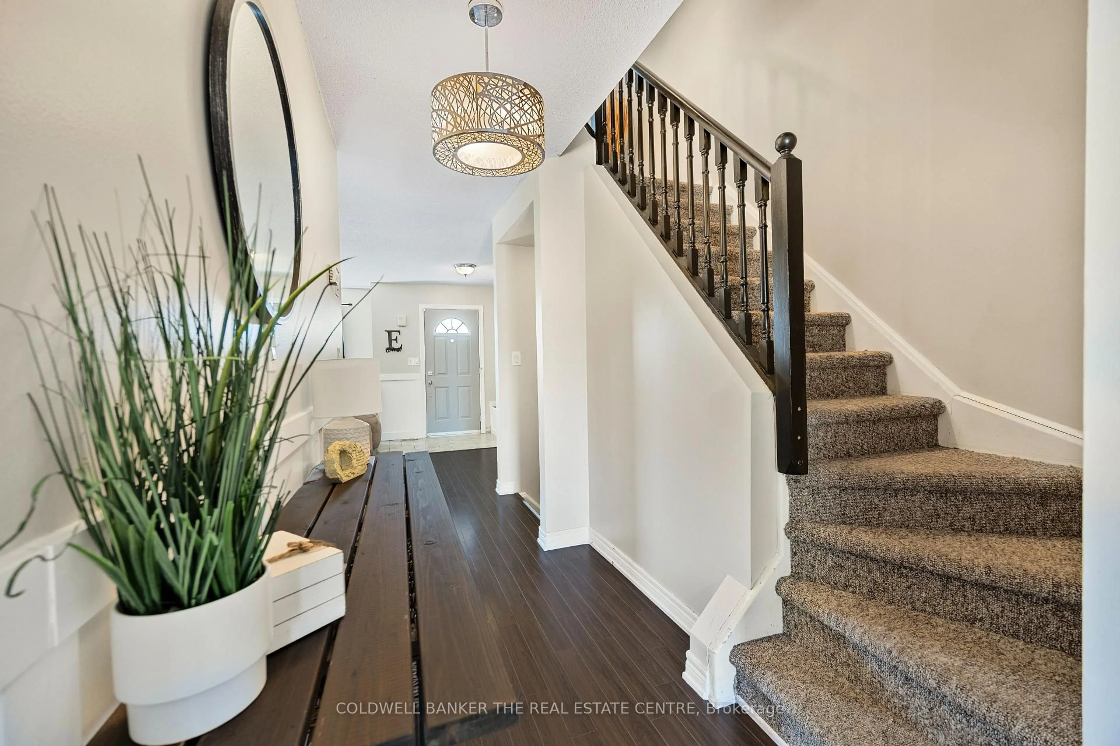 Indoor entryway for 234 Cundles Rd #10, Barrie Ontario L4M 6L1