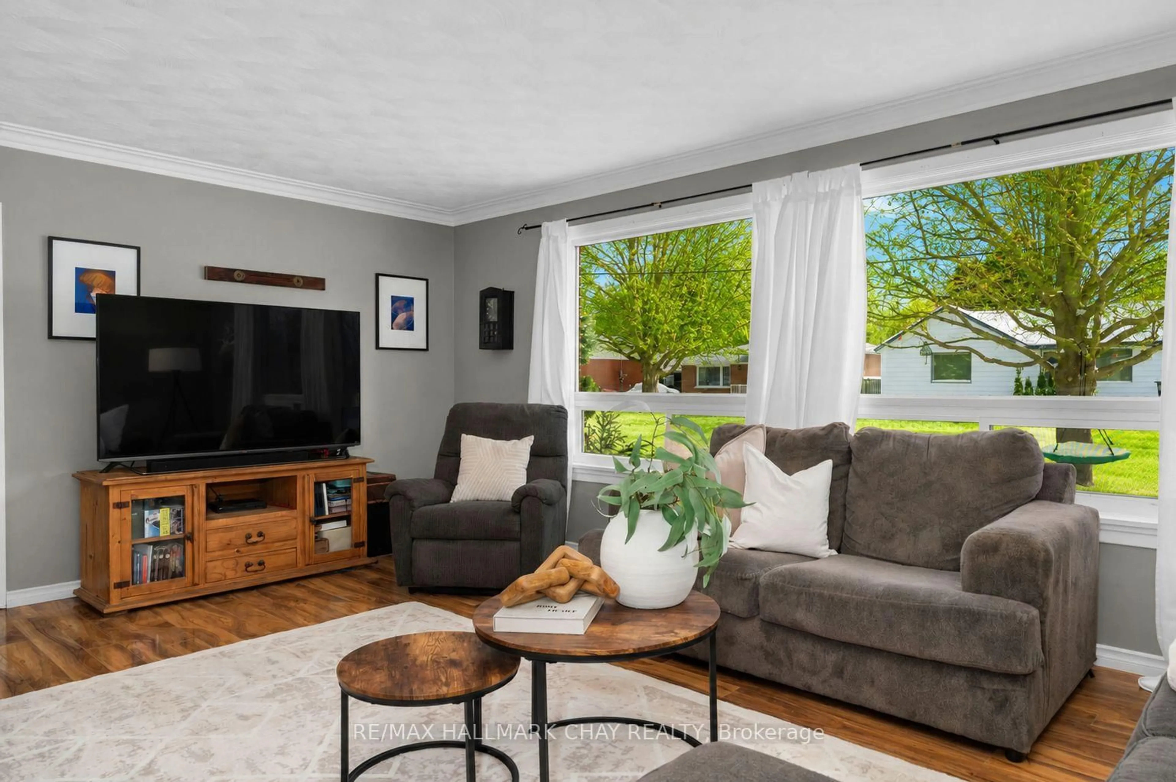 Living room with furniture, wood/laminate floor for 232 Superior St, Clearview Ontario L0M 1S0