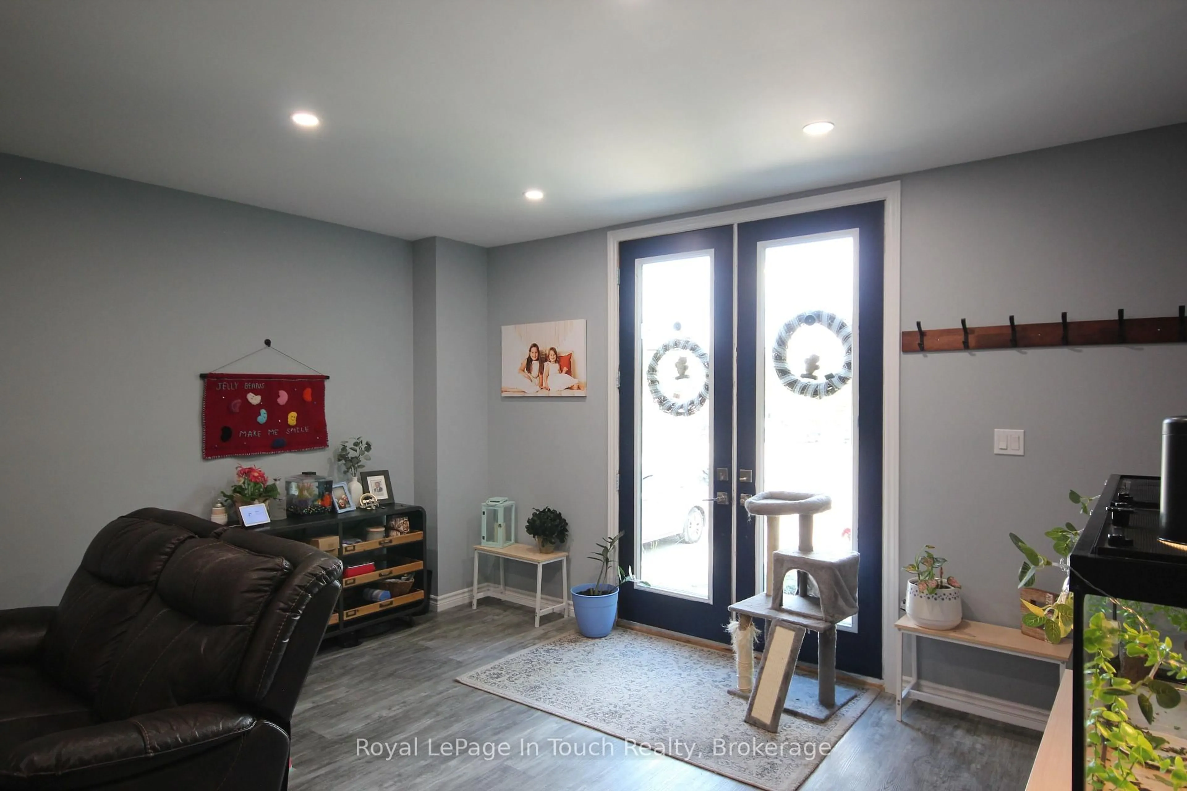 Indoor entryway for 12906 County Rd 16 Rd, Severn Ontario L0K 2C0