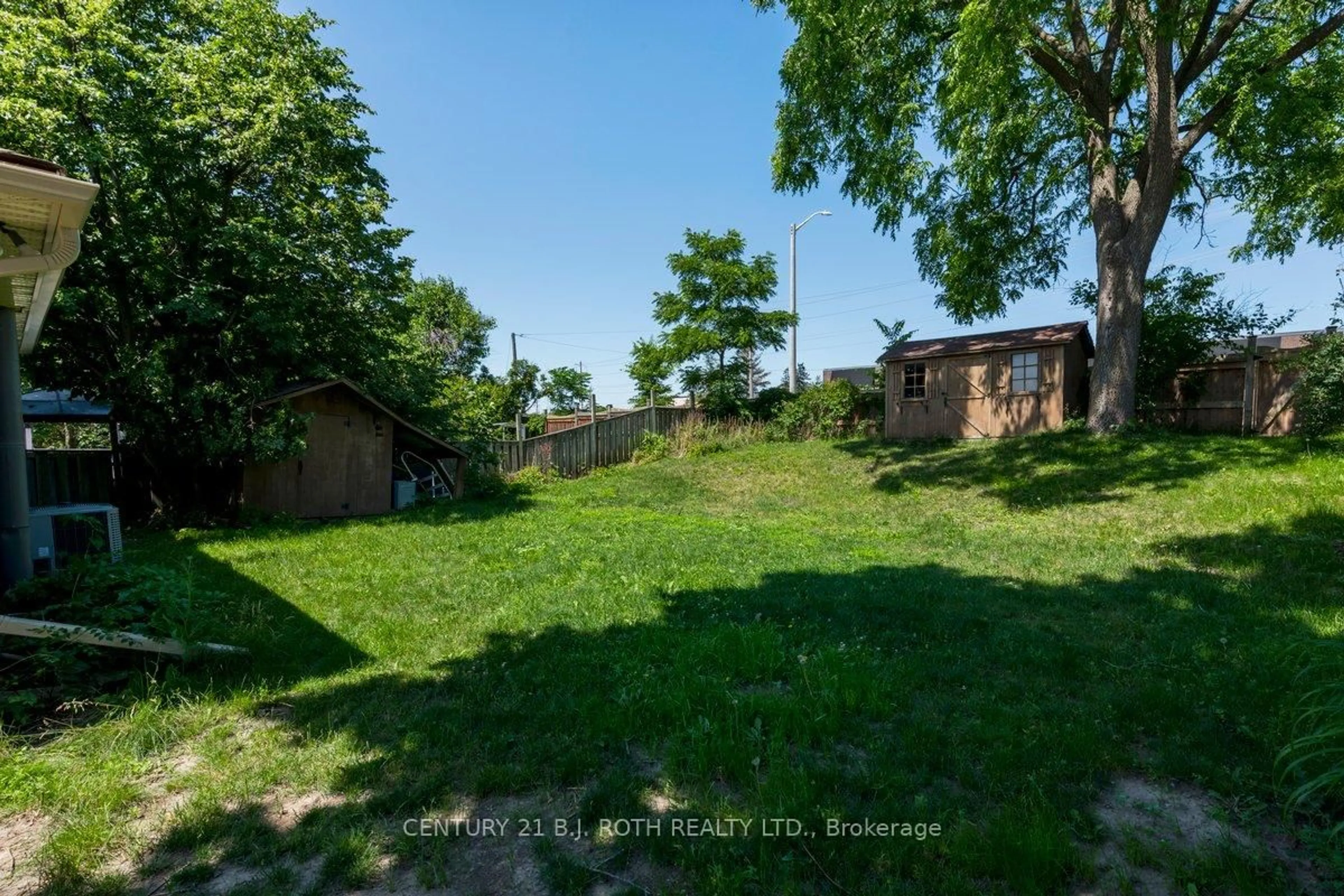 A pic from outside/outdoor area/front of a property/back of a property/a pic from drone, street for 36 Cynthia Crt, Barrie Ontario L4M 2X4