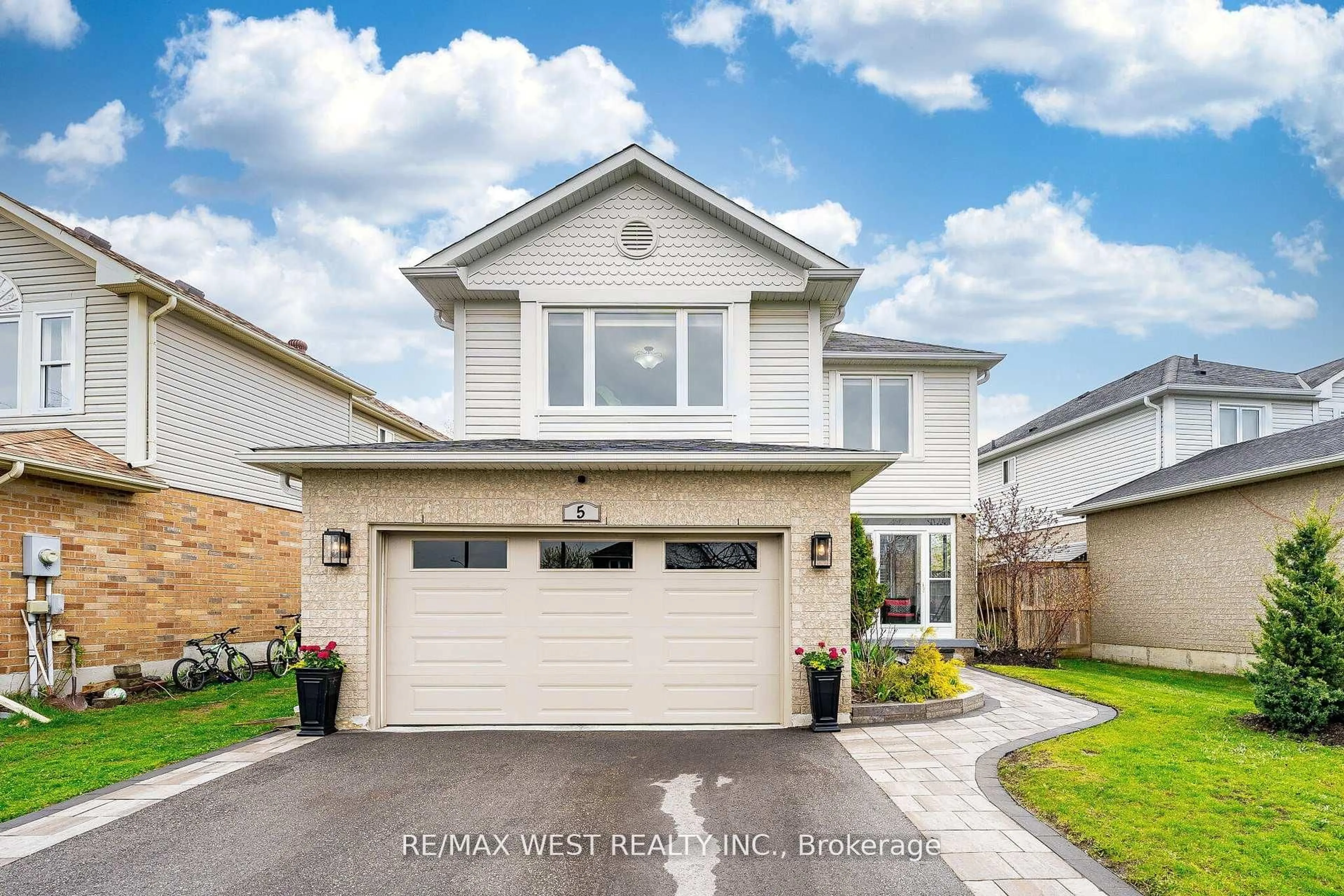 Home with vinyl exterior material, street for 5 Moir Cres, Barrie Ontario L4N 8B6