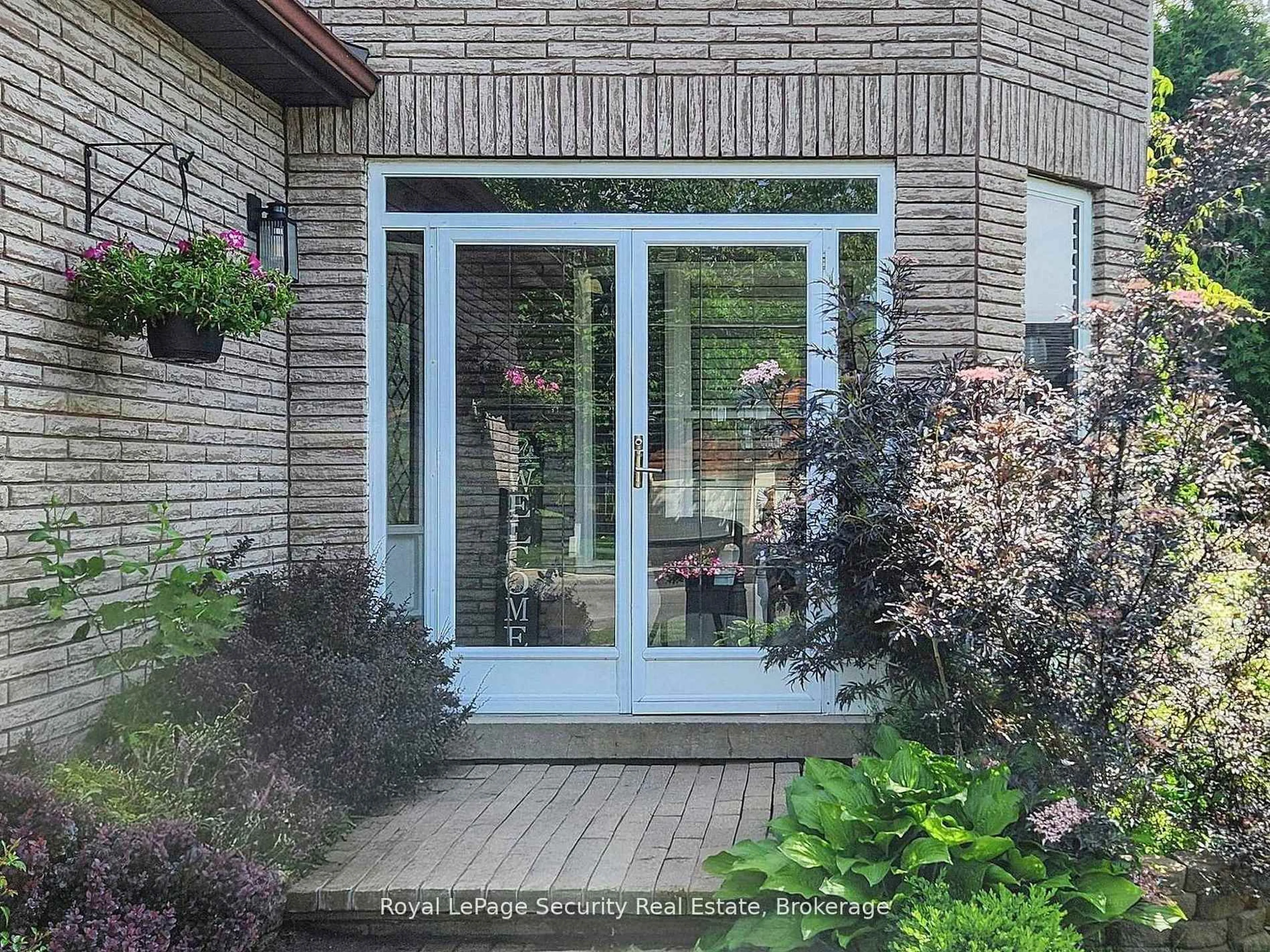 Indoor entryway for 122 Browning Tr, Barrie Ontario L4N 6R3