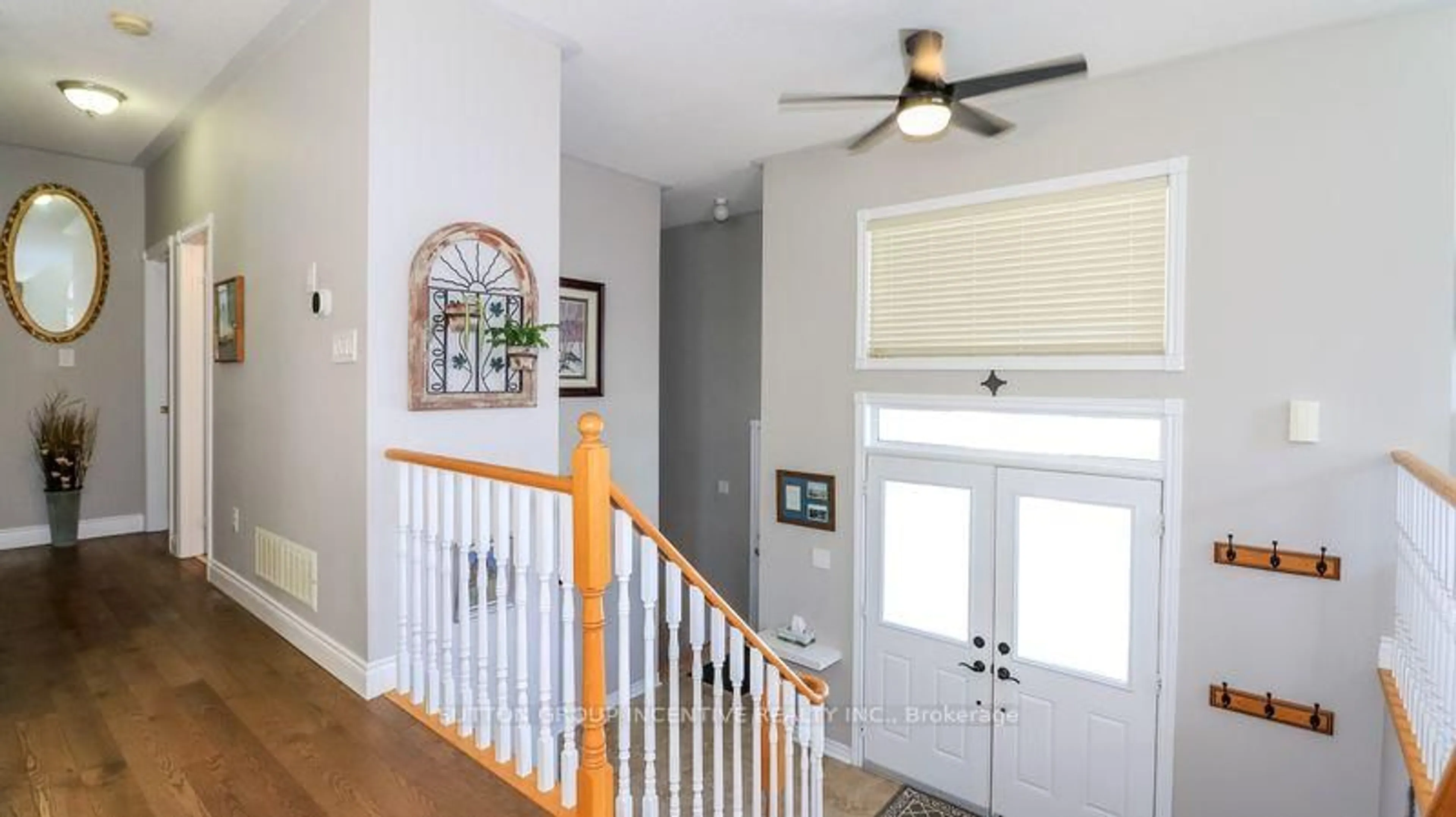 Indoor entryway for 16 Cherry Sands Cres, Wasaga Beach Ontario L9Z 1P5