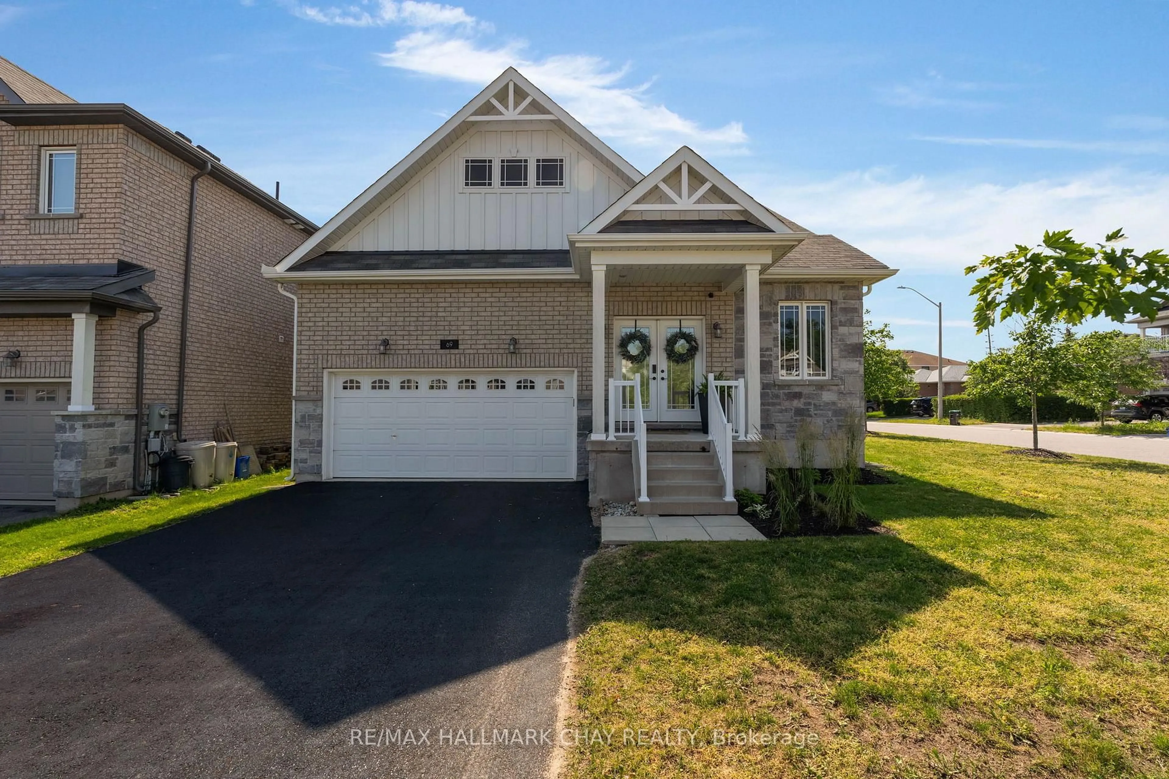 Home with vinyl exterior material, street for 69 Prince George Cres, Barrie Ontario L4N 0K9