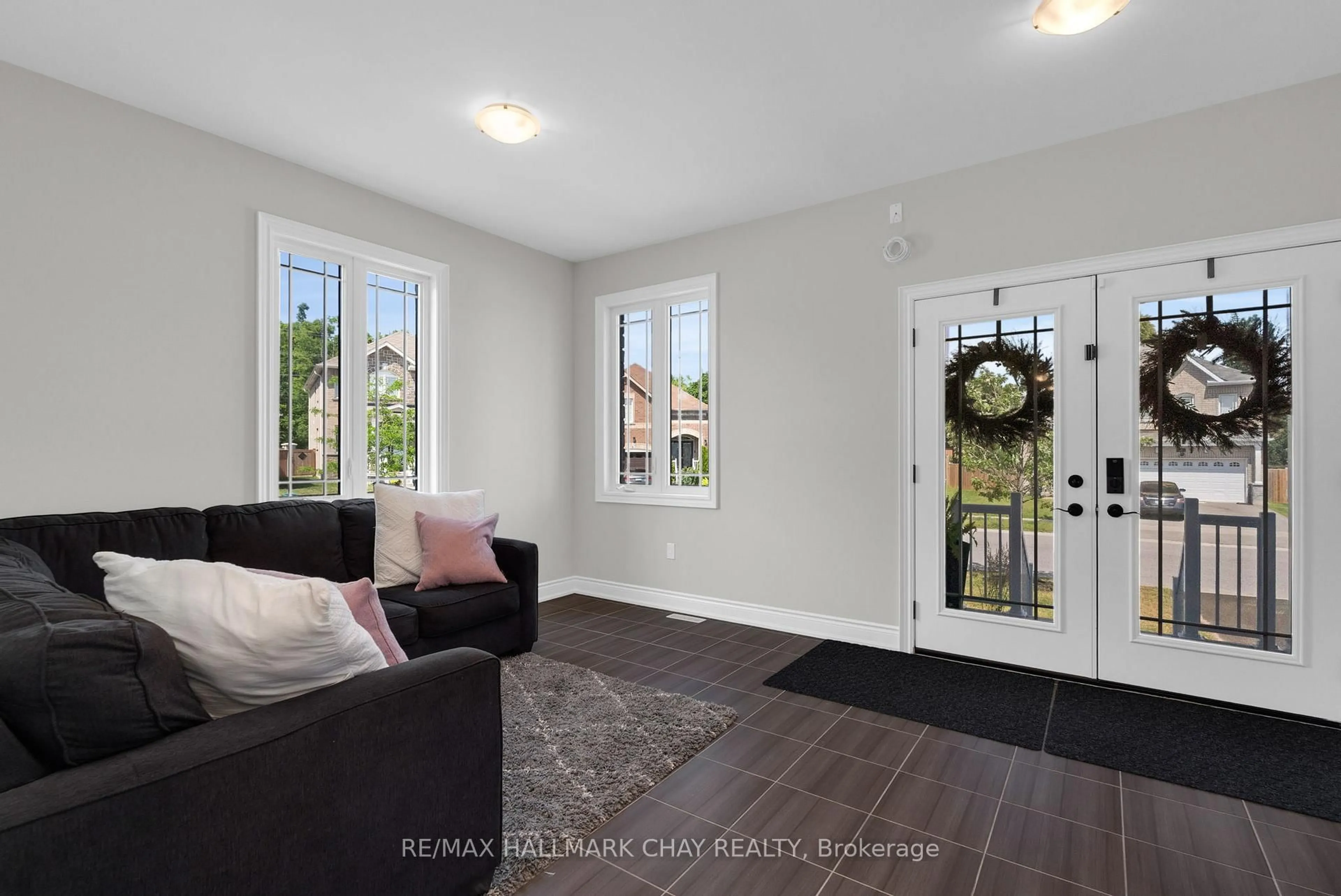 Indoor entryway for 69 Prince George Cres, Barrie Ontario L4N 0K9
