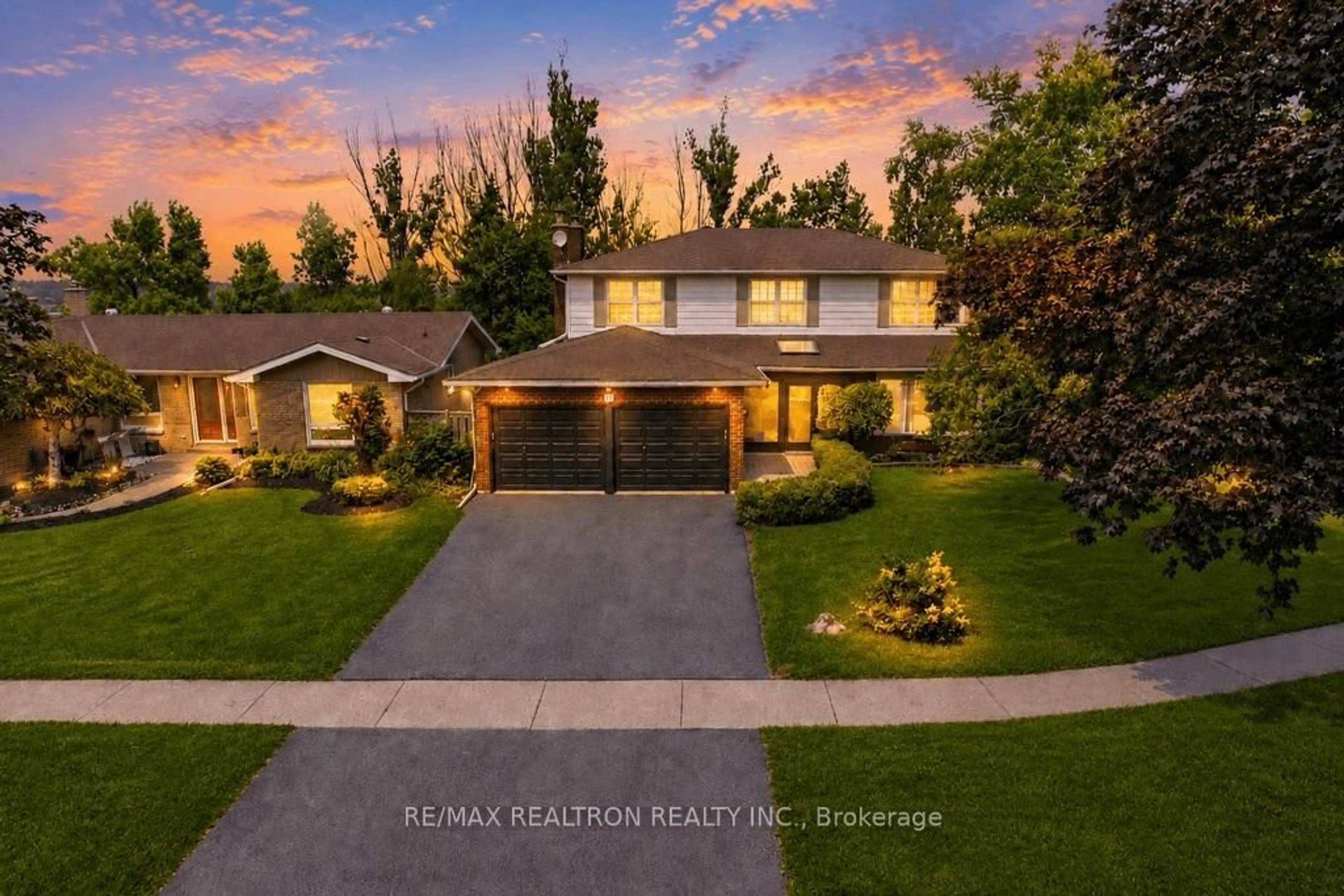 A pic from outside/outdoor area/front of a property/back of a property/a pic from drone, street for 18 Debra Cres, Barrie Ontario L4N 3T1