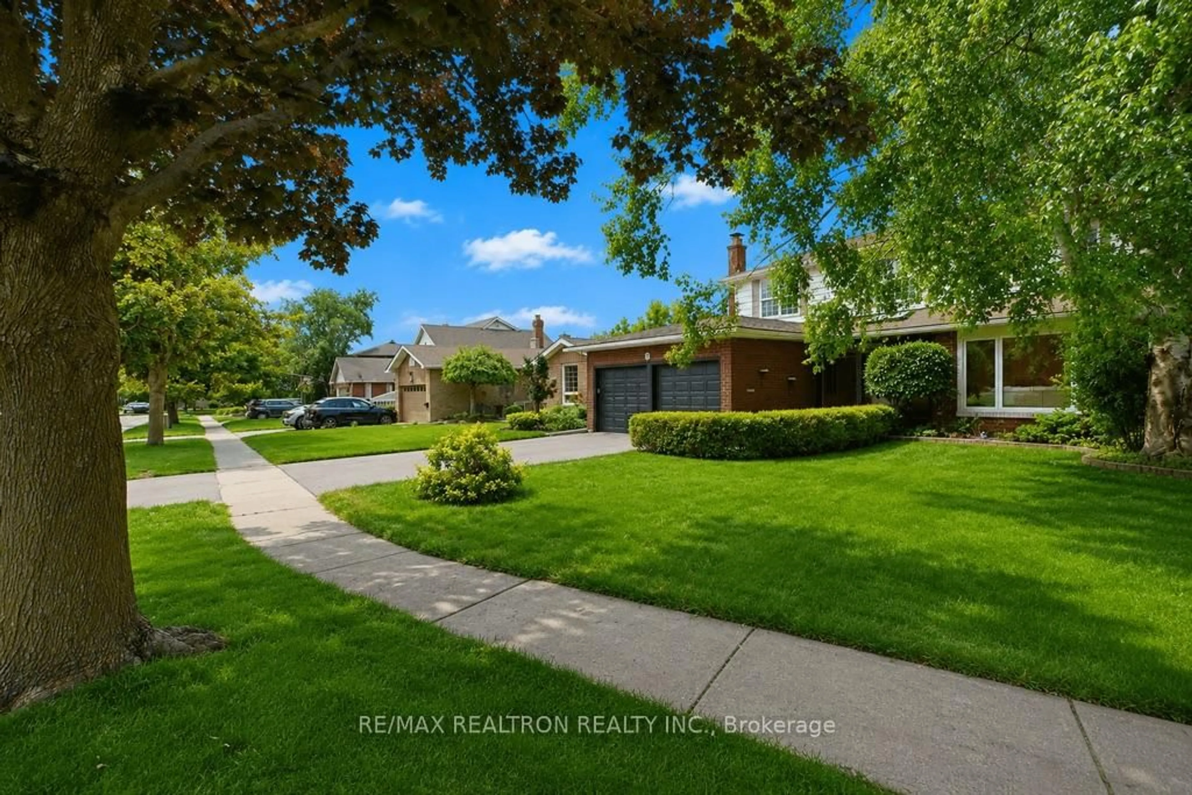 A pic from outside/outdoor area/front of a property/back of a property/a pic from drone, street for 18 Debra Cres, Barrie Ontario L4N 3T1
