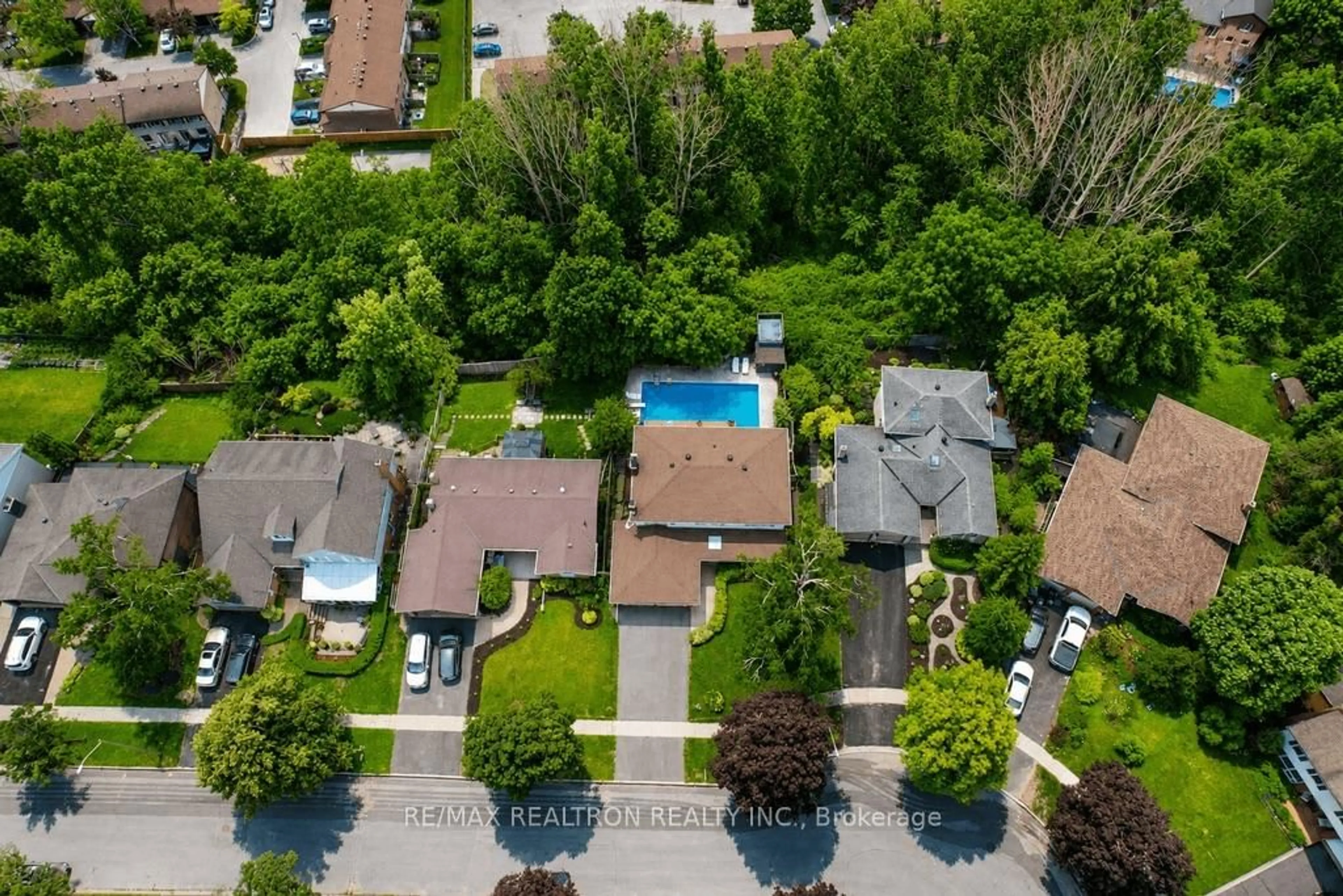 A pic from outside/outdoor area/front of a property/back of a property/a pic from drone, street for 18 Debra Cres, Barrie Ontario L4N 3T1