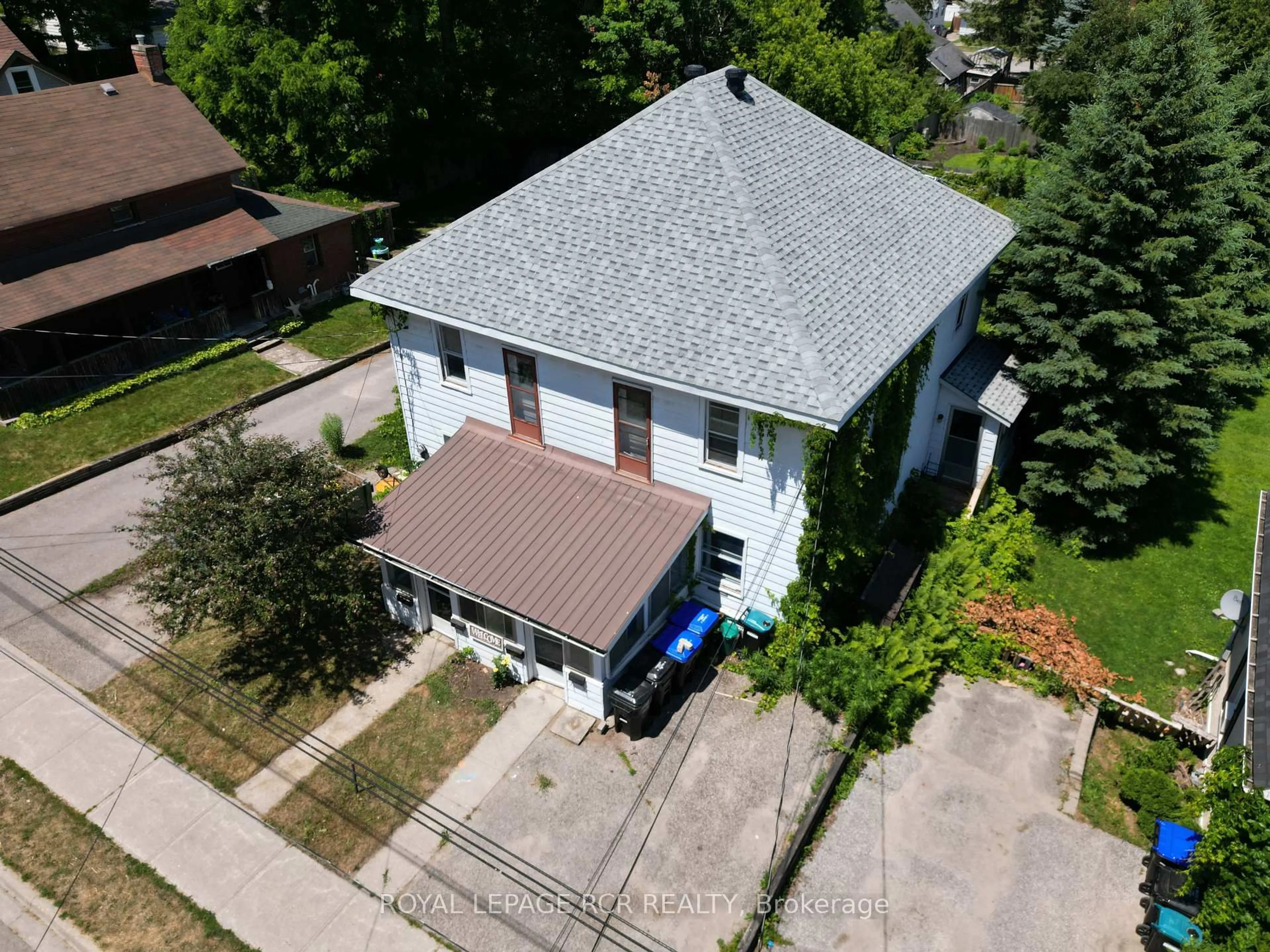 A pic from outside/outdoor area/front of a property/back of a property/a pic from drone, building for 642-644 Bay St, Midland Ontario L4R 1L9