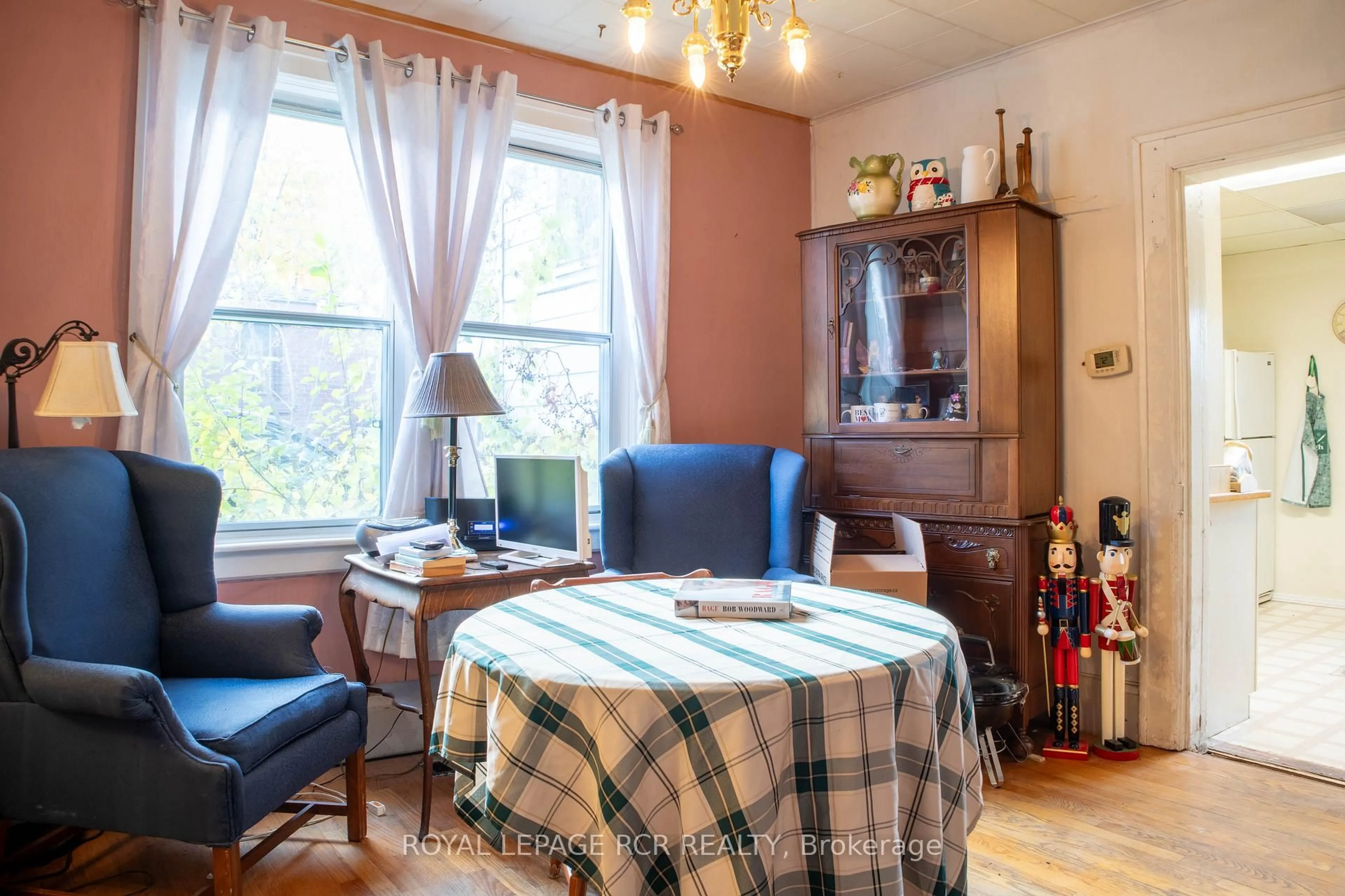 Living room with furniture, wood/laminate floor for 642-644 Bay St, Midland Ontario L4R 1L9