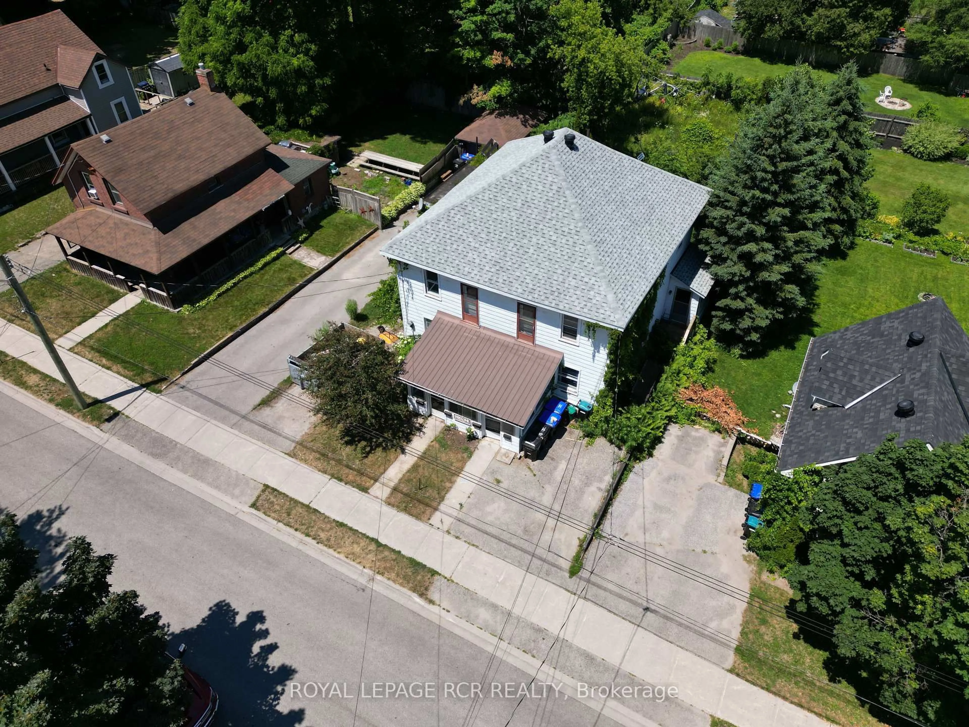A pic from outside/outdoor area/front of a property/back of a property/a pic from drone, street for 642-644 Bay St, Midland Ontario L4R 1L9