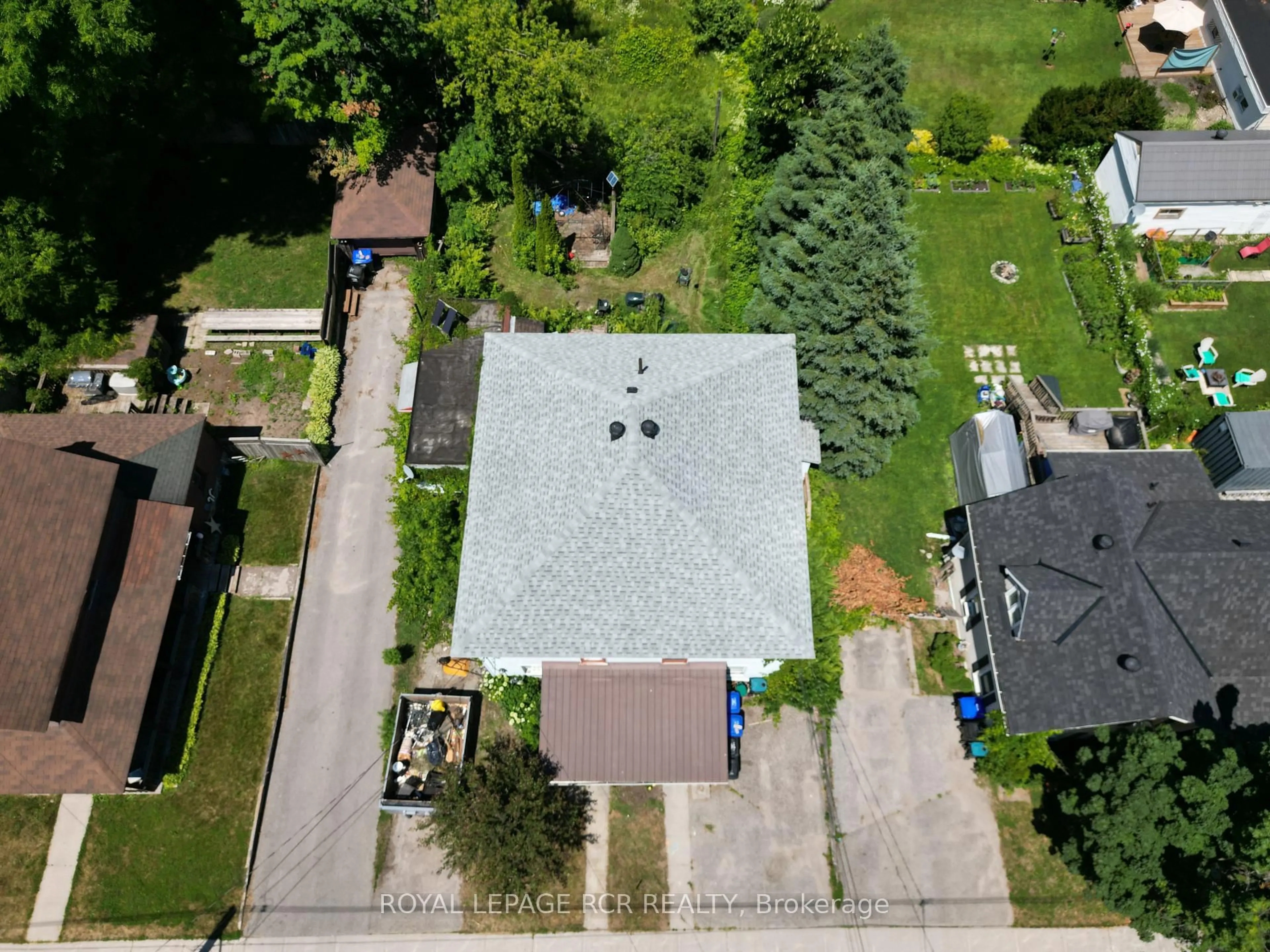 A pic from outside/outdoor area/front of a property/back of a property/a pic from drone, street for 642-644 Bay St, Midland Ontario L4R 1L9
