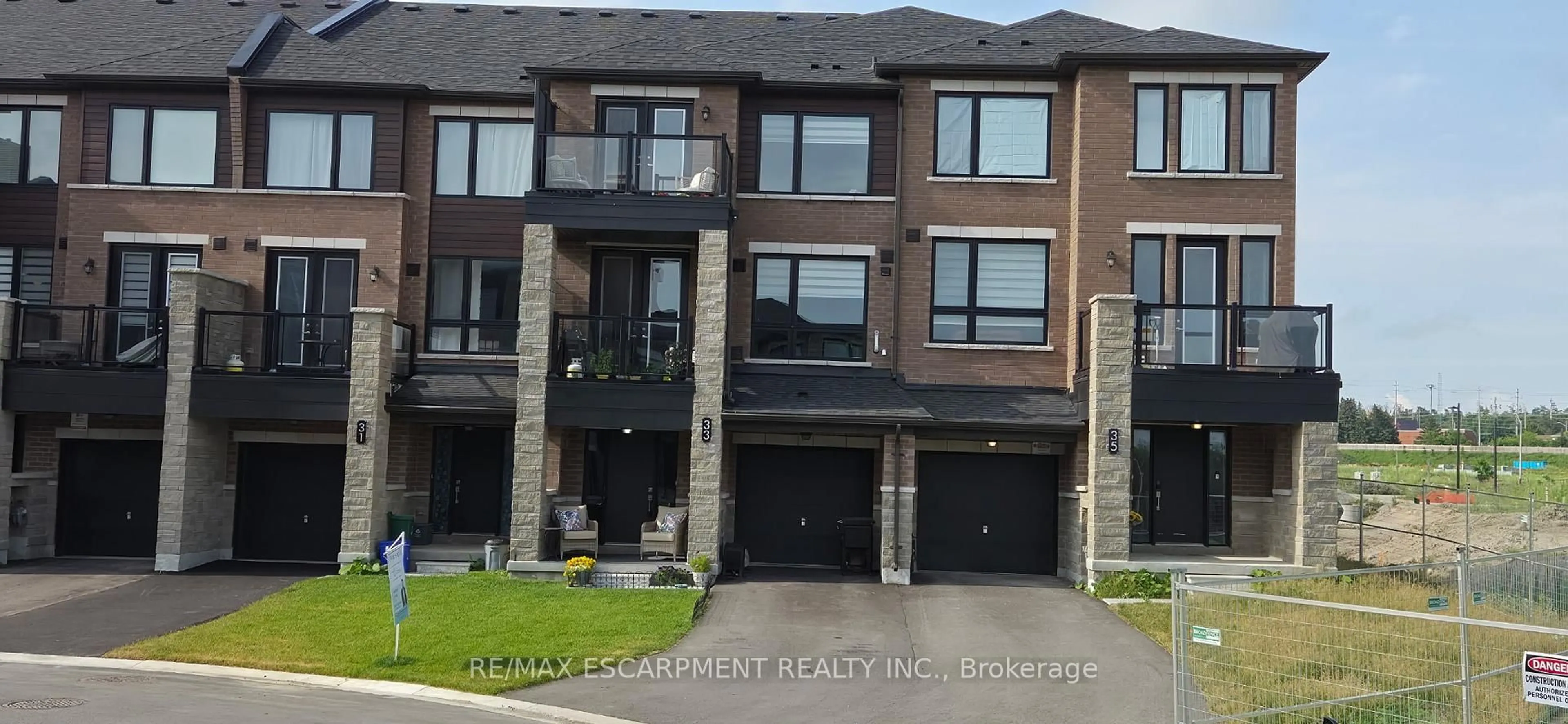 Home with brick exterior material, street for 33 Red Maple Lane, Barrie Ontario L9J 0N4
