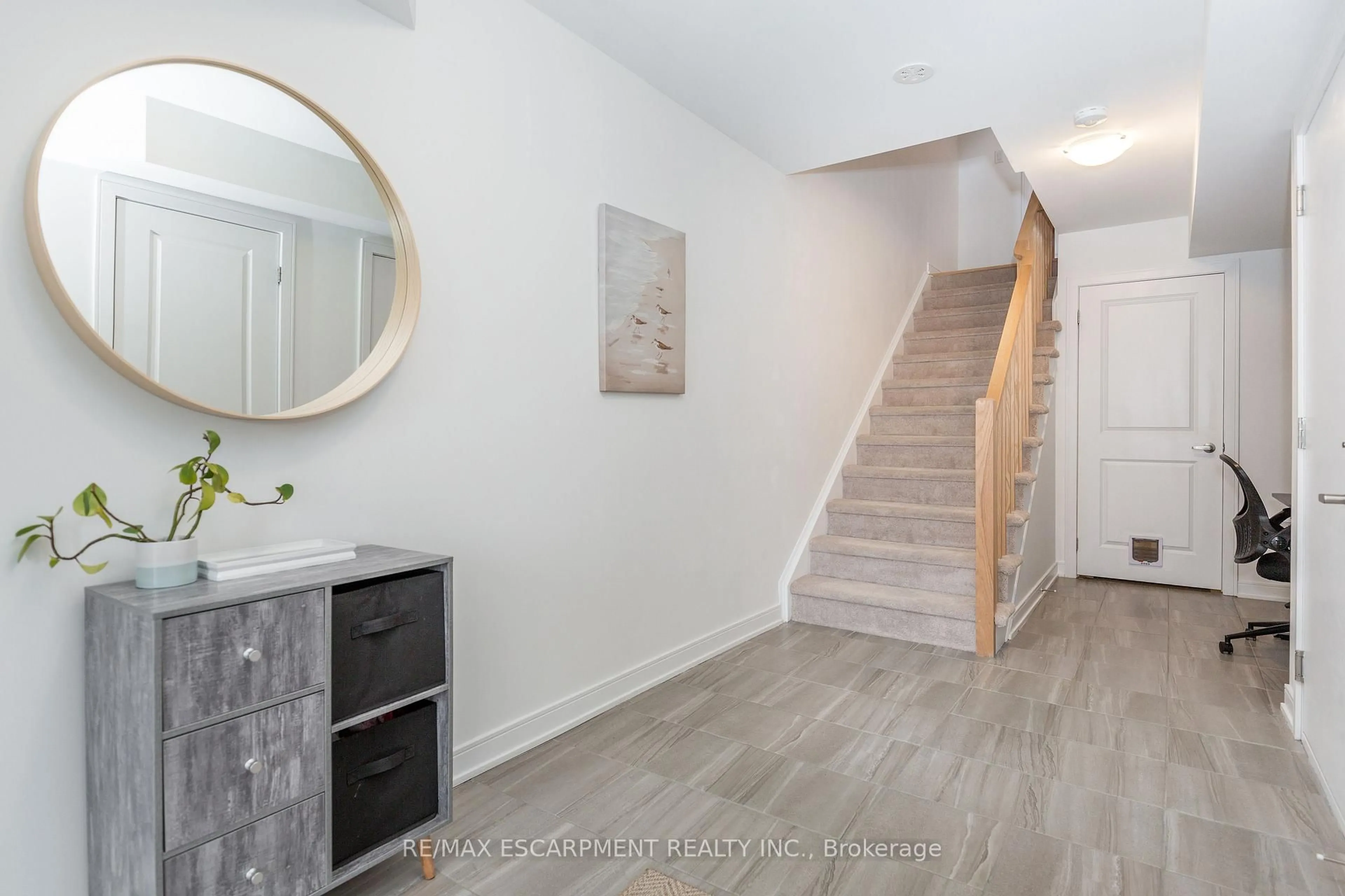 Indoor entryway for 33 Red Maple Lane, Barrie Ontario L9J 0N4