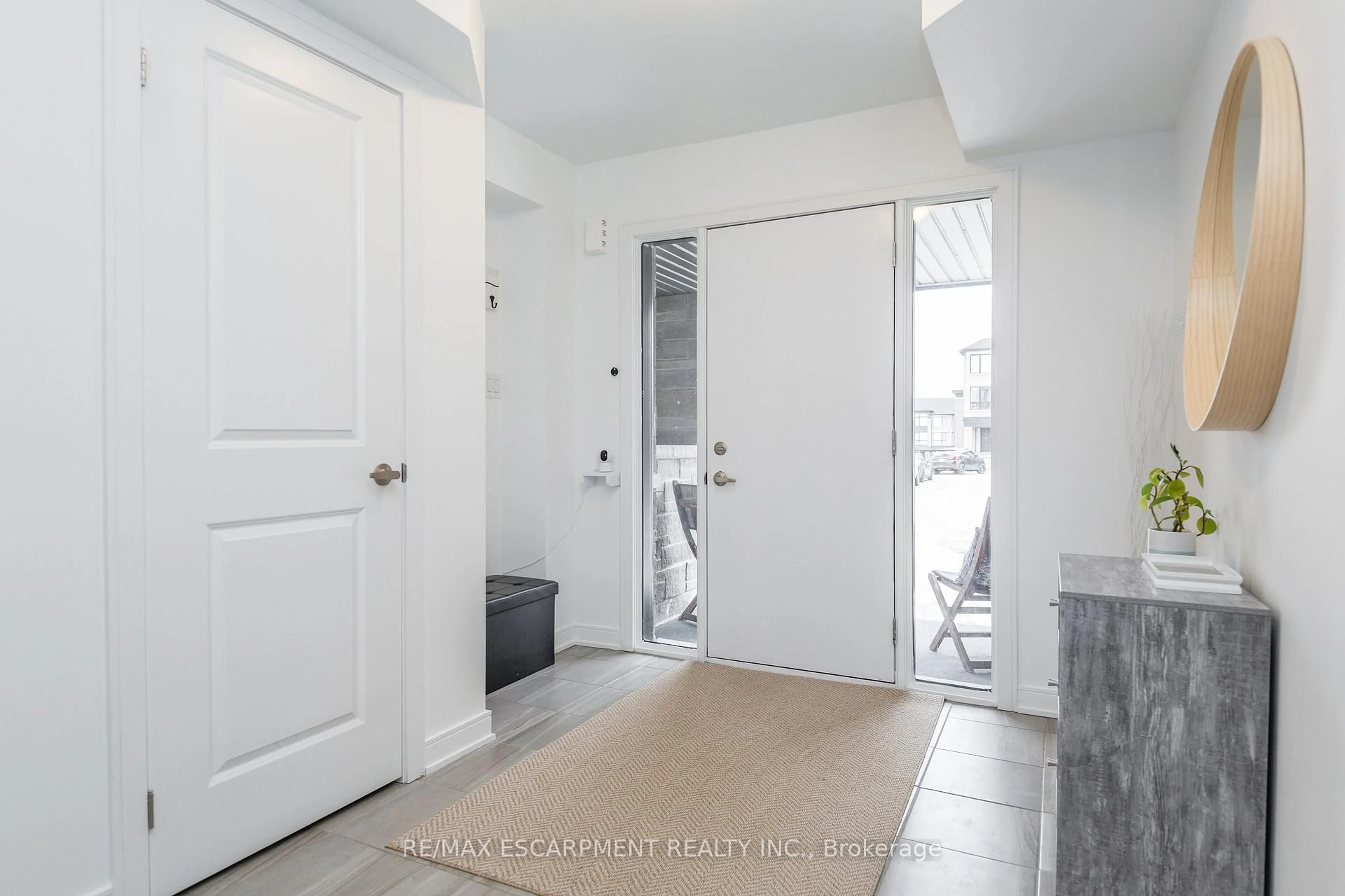 Indoor entryway for 33 Red Maple Lane, Barrie Ontario L9J 0N4