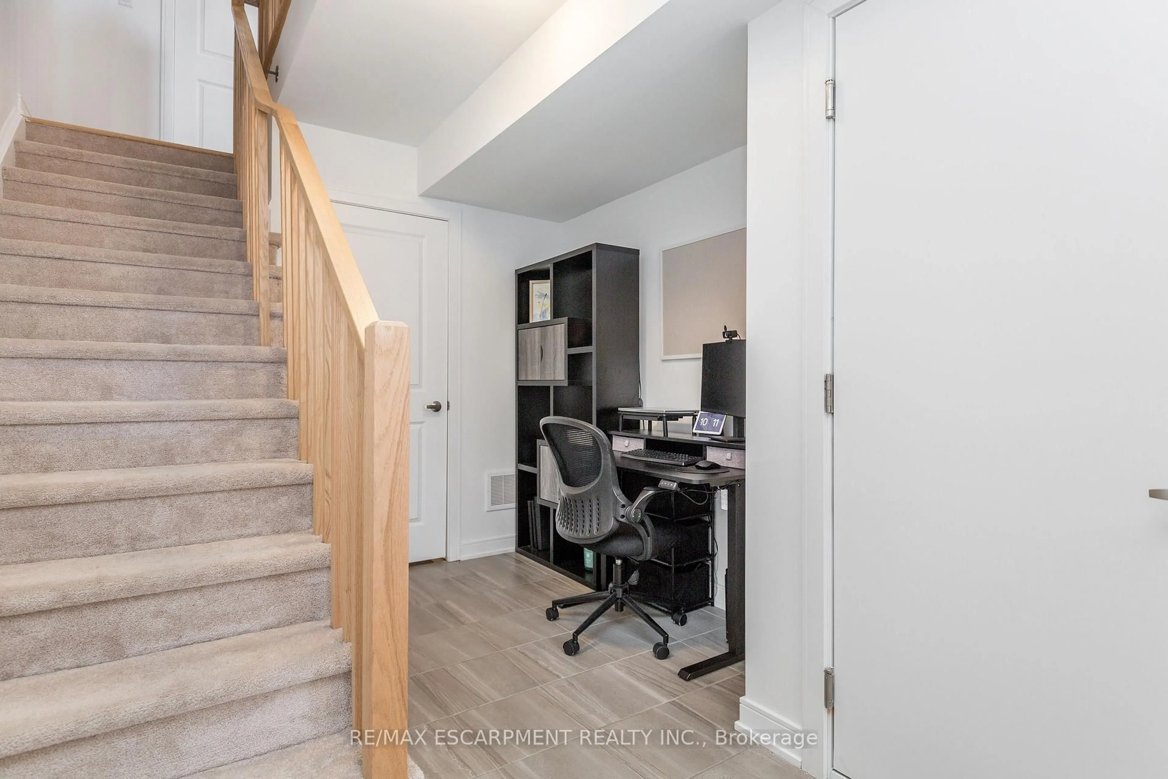Unknown for 33 Red Maple Lane, Barrie Ontario L9J 0N4