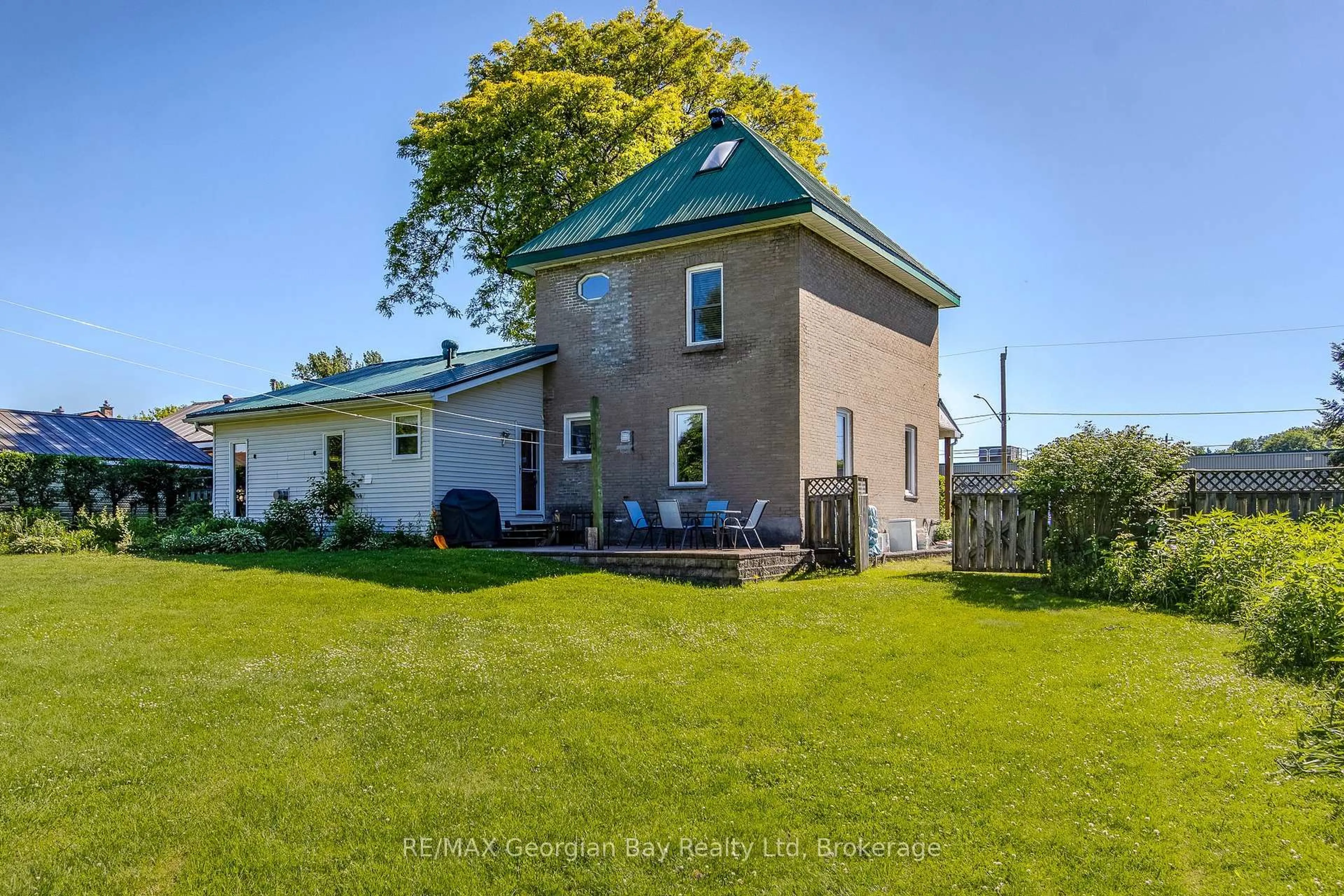 A pic from outside/outdoor area/front of a property/back of a property/a pic from drone, unknown for 305 Lindsay St, Midland Ontario L4R 2V4