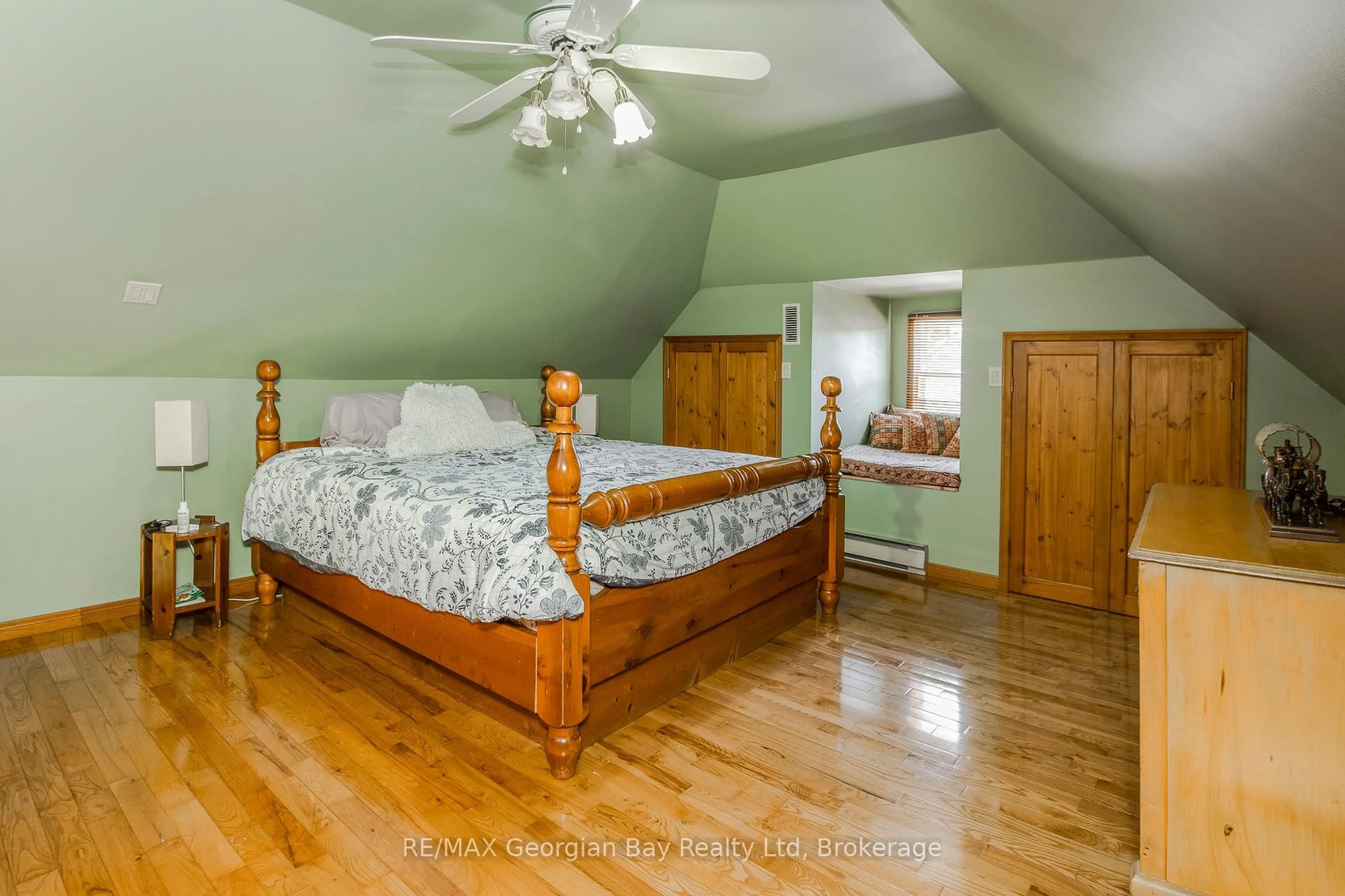 Bedroom with bed, unknown for 305 Lindsay St, Midland Ontario L4R 2V4
