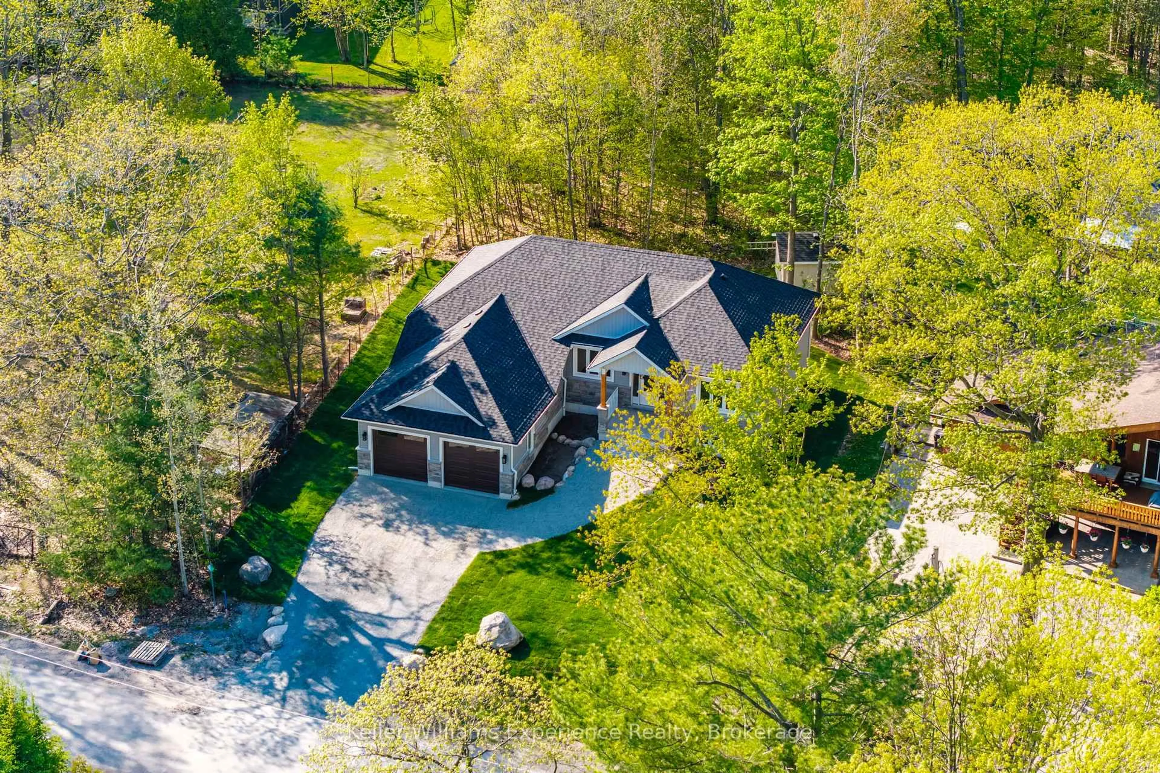 A pic from outside/outdoor area/front of a property/back of a property/a pic from drone, unknown for 62 Rue Vanier, Tiny Ontario L9M 0J2
