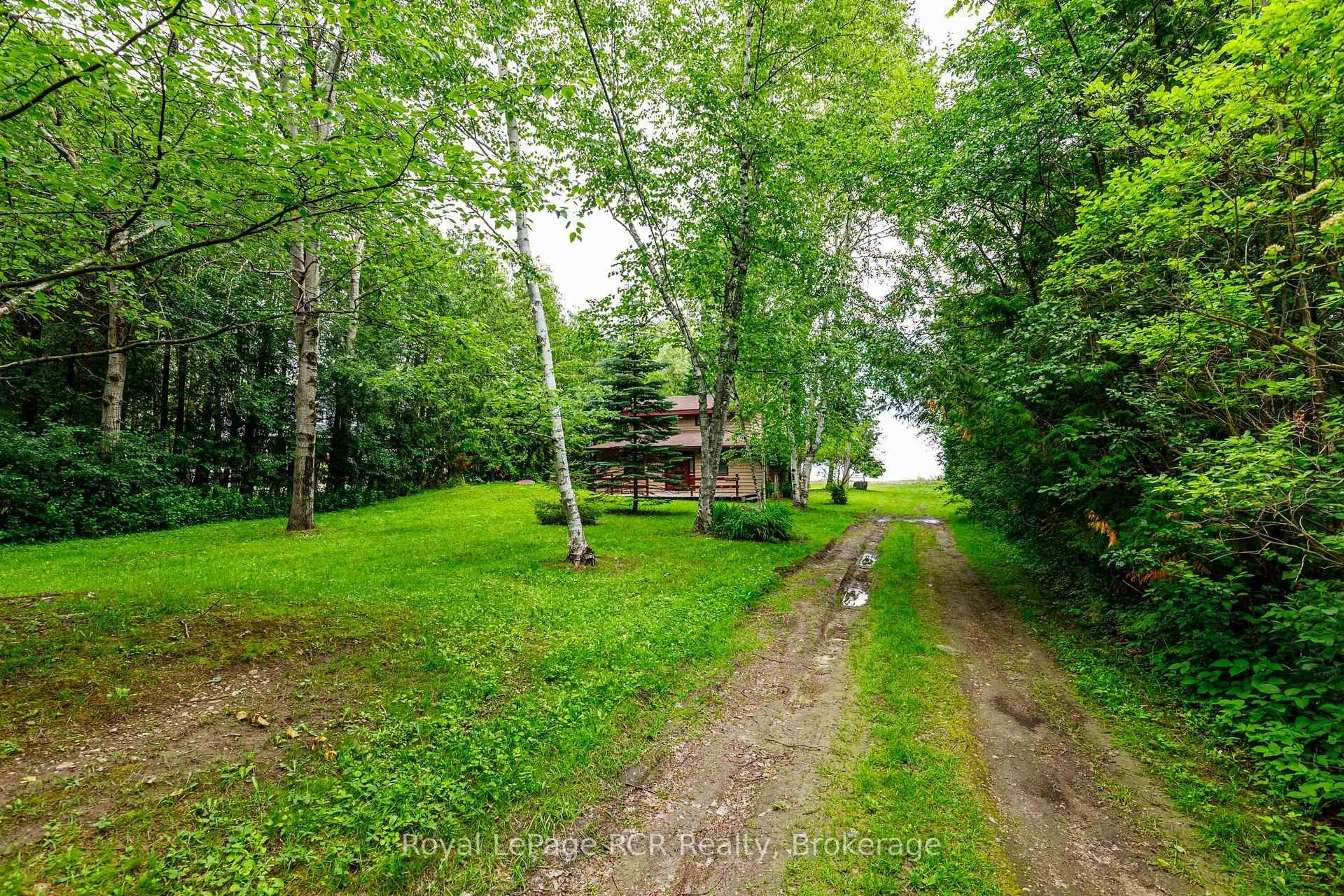 A pic from outside/outdoor area/front of a property/back of a property/a pic from drone, forest/trees view for 35 Georgian Manor Dr, Collingwood Ontario L9Y 5P2