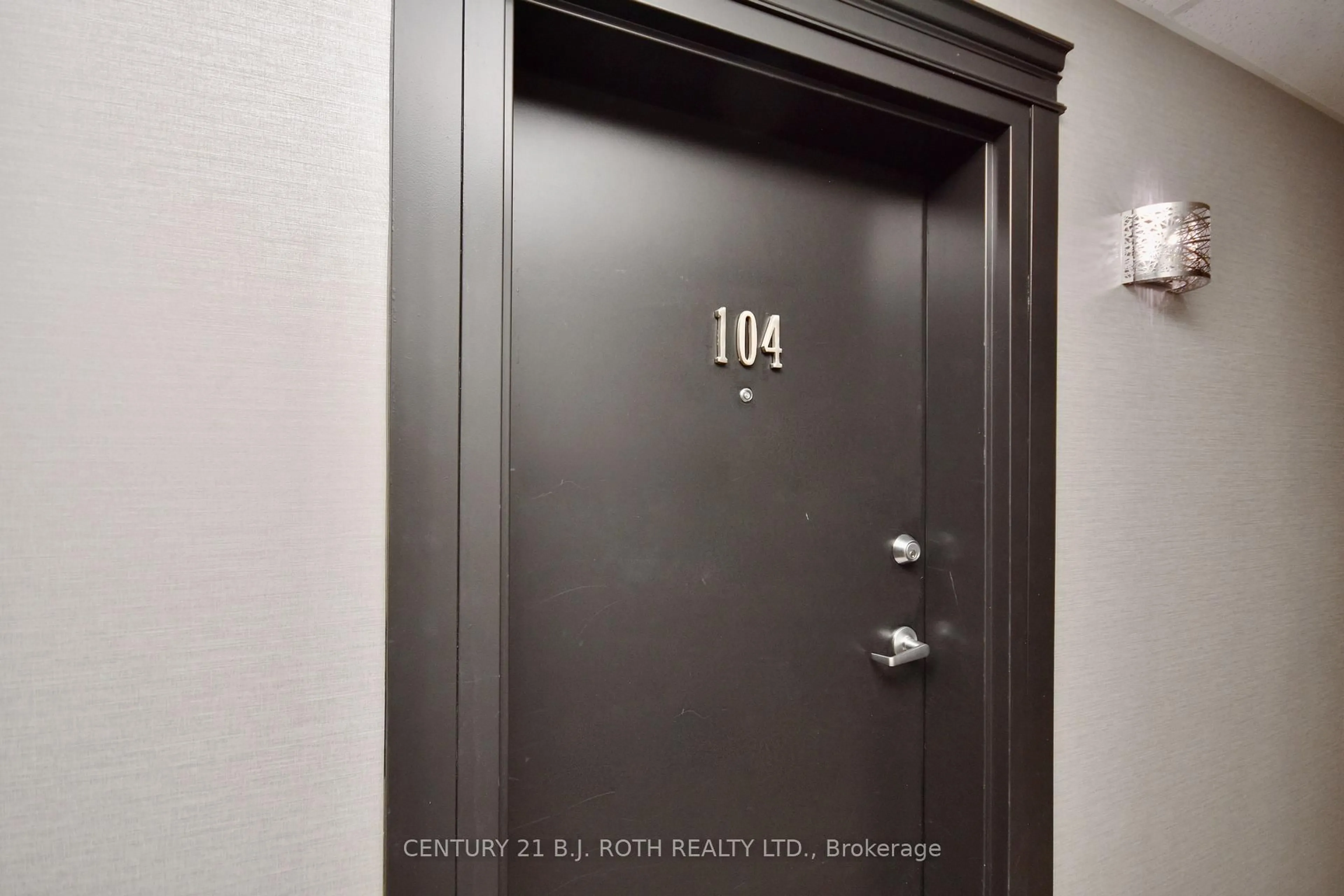 Indoor entryway for 43 Ferndale Dr #104, Barrie Ontario L4N 5W6