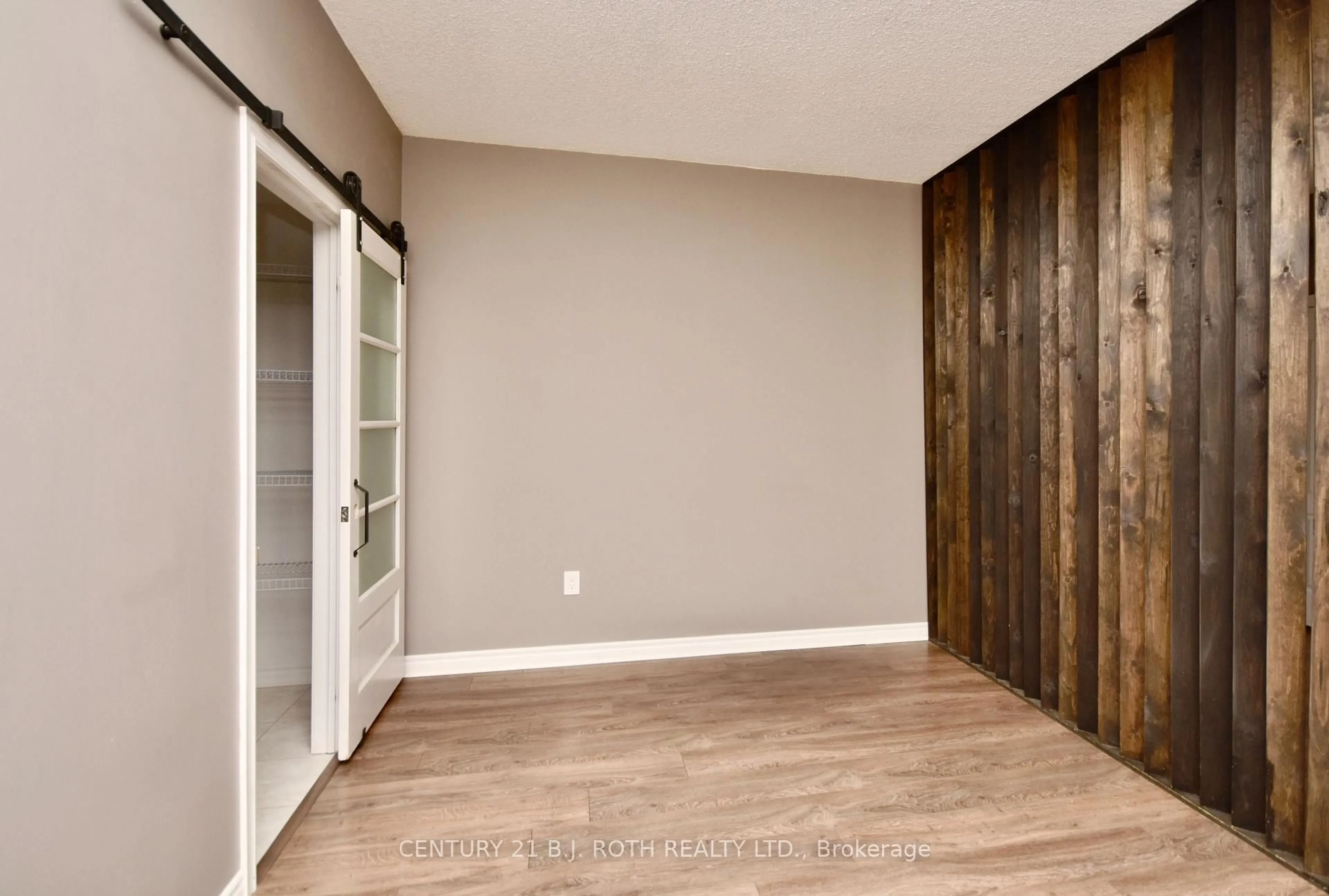 Indoor entryway for 43 Ferndale Dr #104, Barrie Ontario L4N 5W6