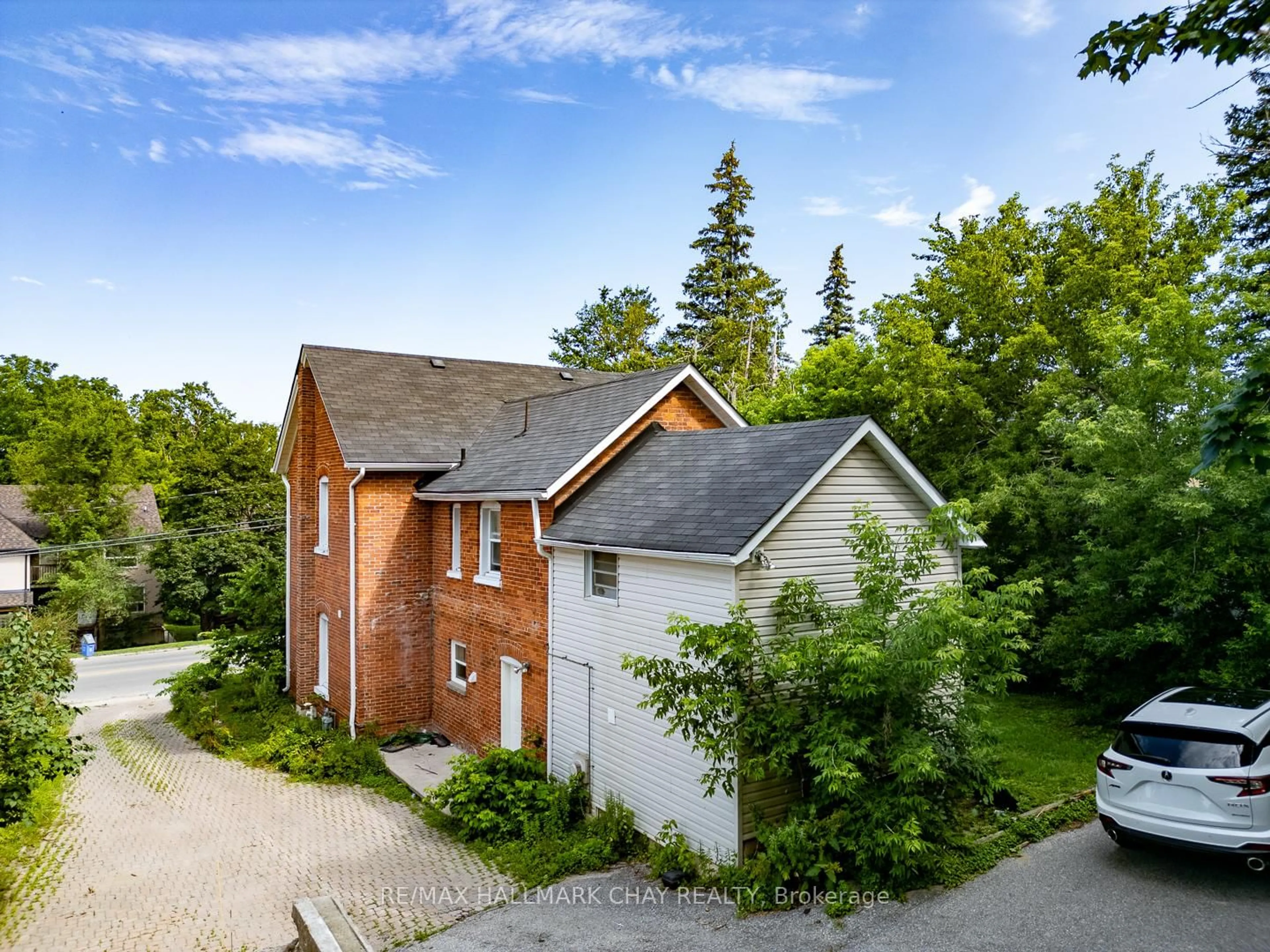 A pic from outside/outdoor area/front of a property/back of a property/a pic from drone, street for 9 Penetang St, Barrie Ontario L4M 1V5