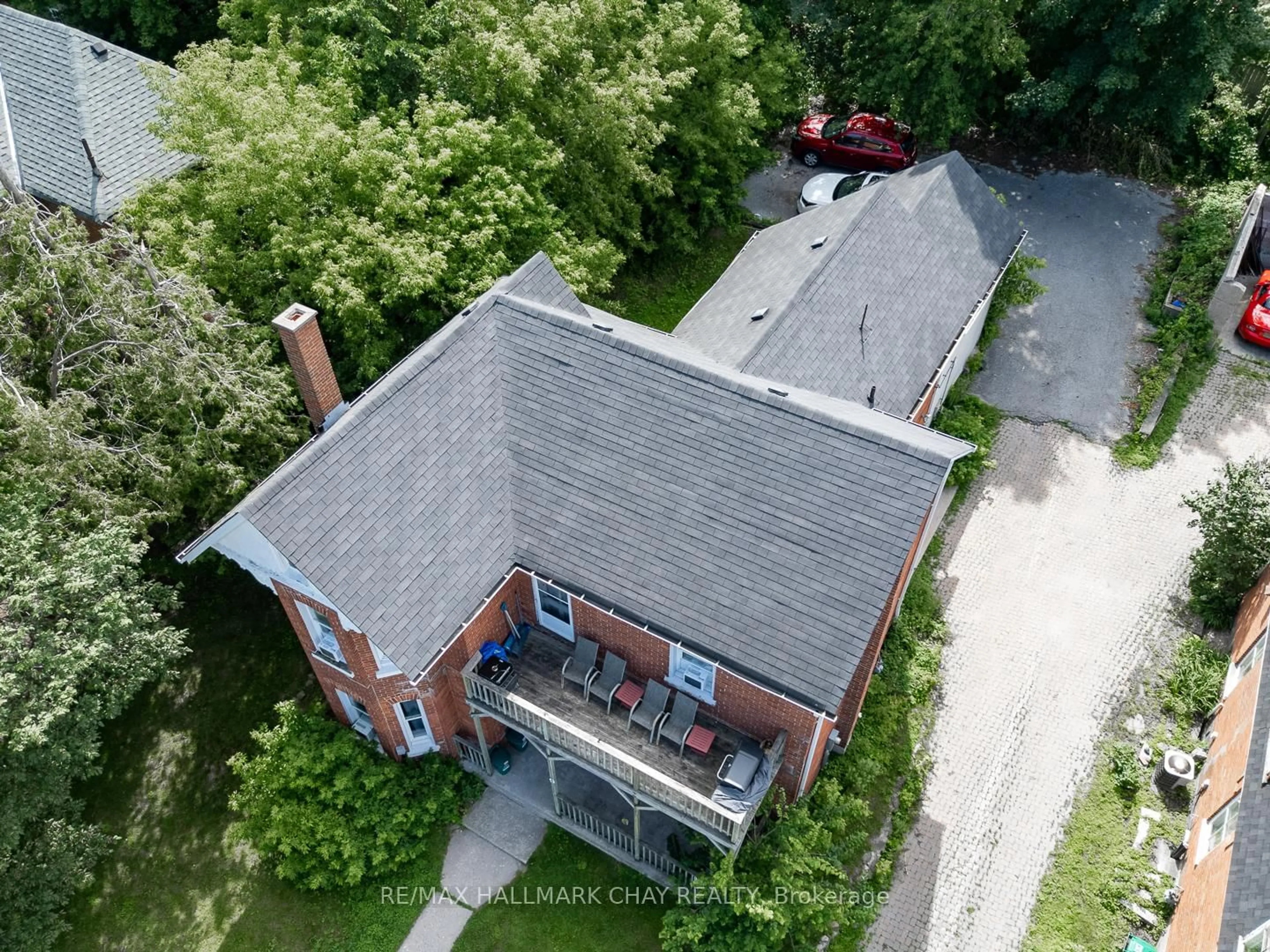 A pic from outside/outdoor area/front of a property/back of a property/a pic from drone, building for 9 Penetang St, Barrie Ontario L4M 1V5