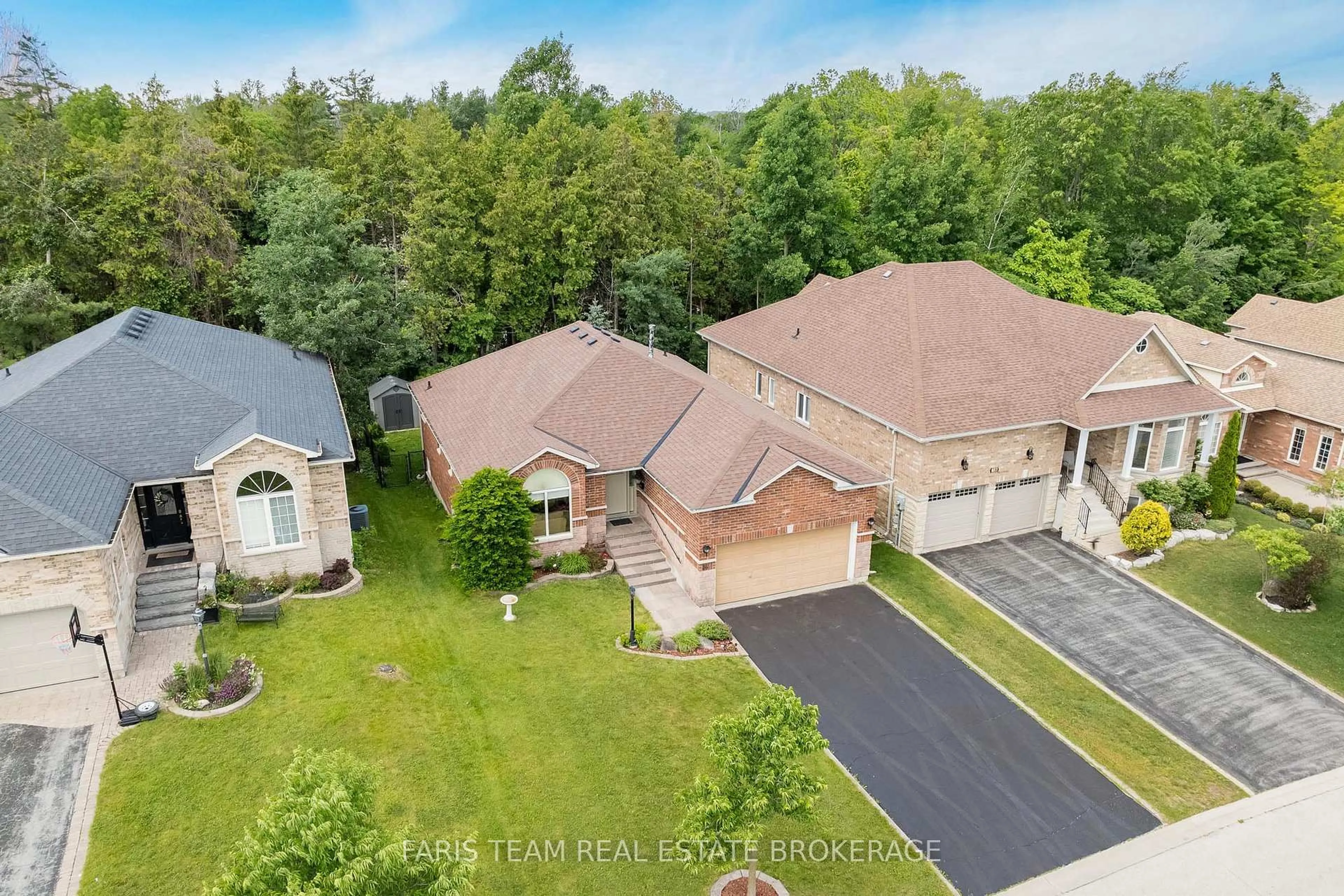 A pic from outside/outdoor area/front of a property/back of a property/a pic from drone, street for 36 Bayshore Blvd, Barrie Ontario L4N 9R5