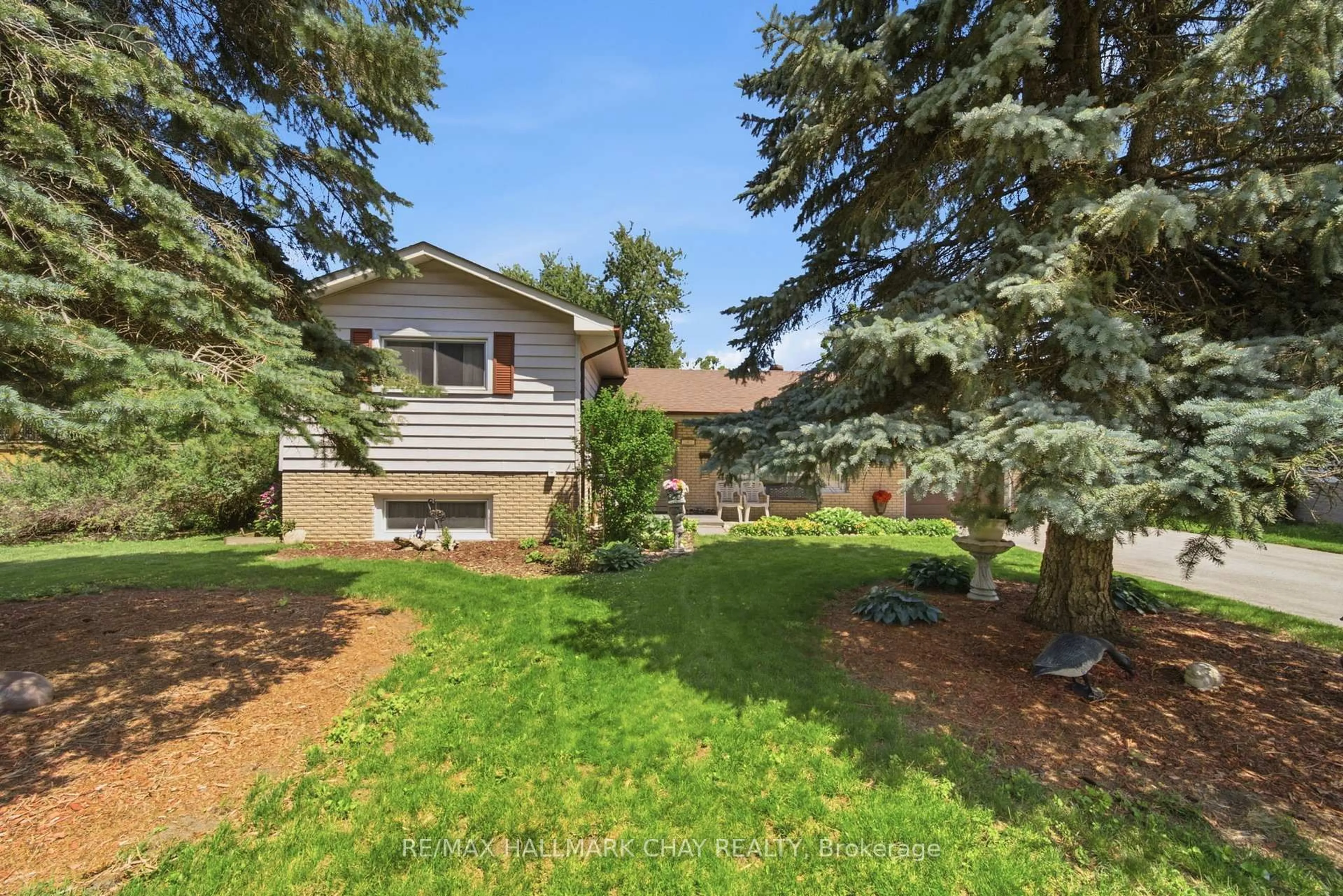 A pic from outside/outdoor area/front of a property/back of a property/a pic from drone, street for 6 Highcroft Dr, Barrie Ontario L4N 2X4