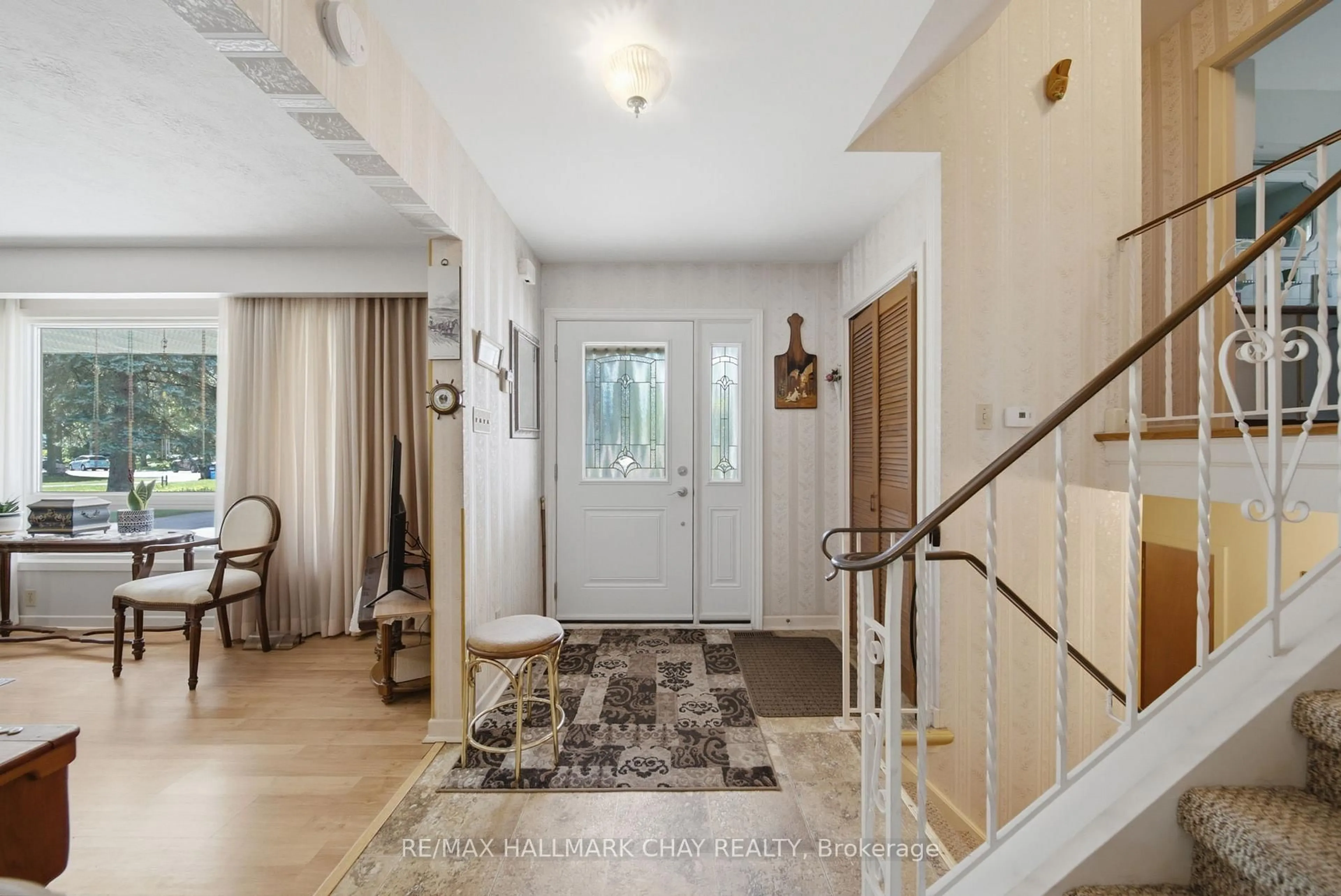 Indoor entryway for 6 Highcroft Dr, Barrie Ontario L4N 2X4