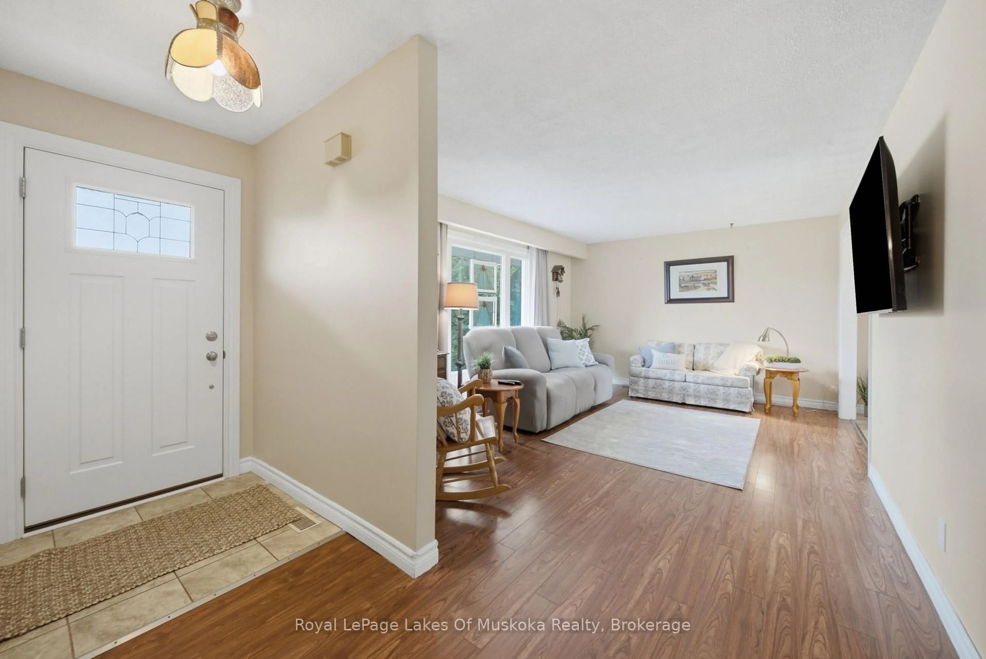 Indoor entryway for 2049 Marchmont Rd, Severn Ontario L3V 6H2