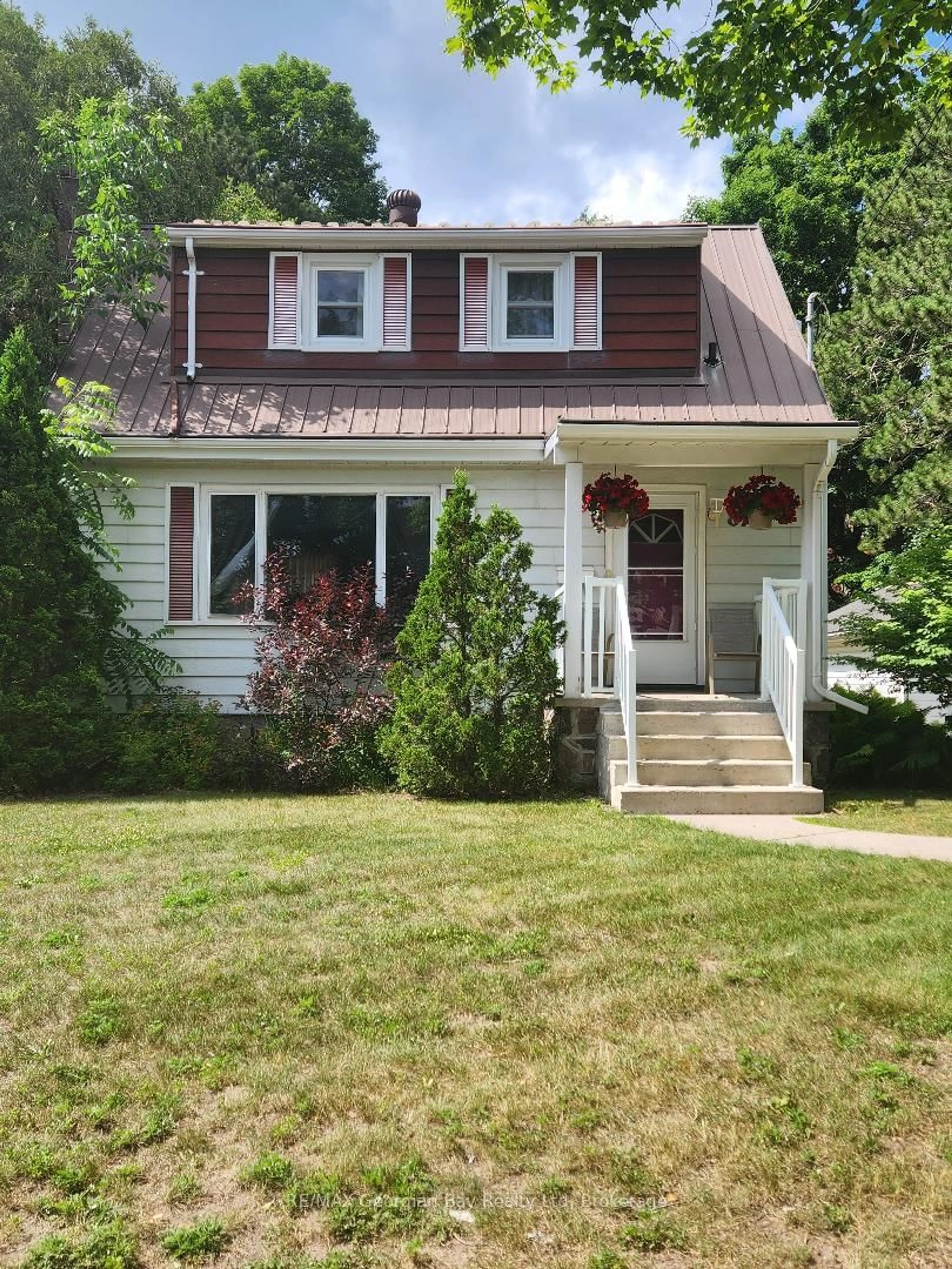 Home with vinyl exterior material, street for 874 Yonge St, Midland Ontario L4R 2E7