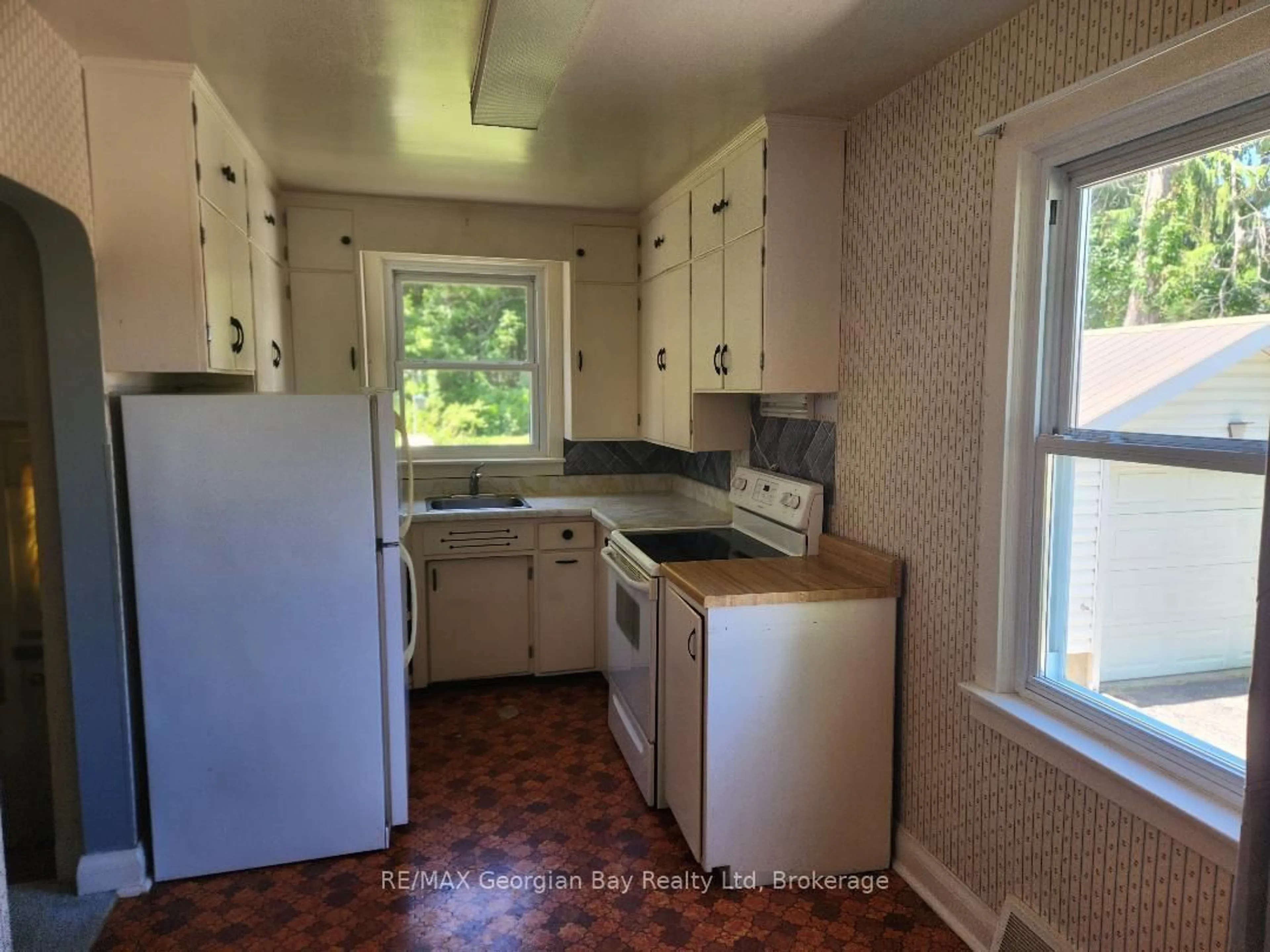 Standard kitchen, unknown for 874 Yonge St, Midland Ontario L4R 2E7