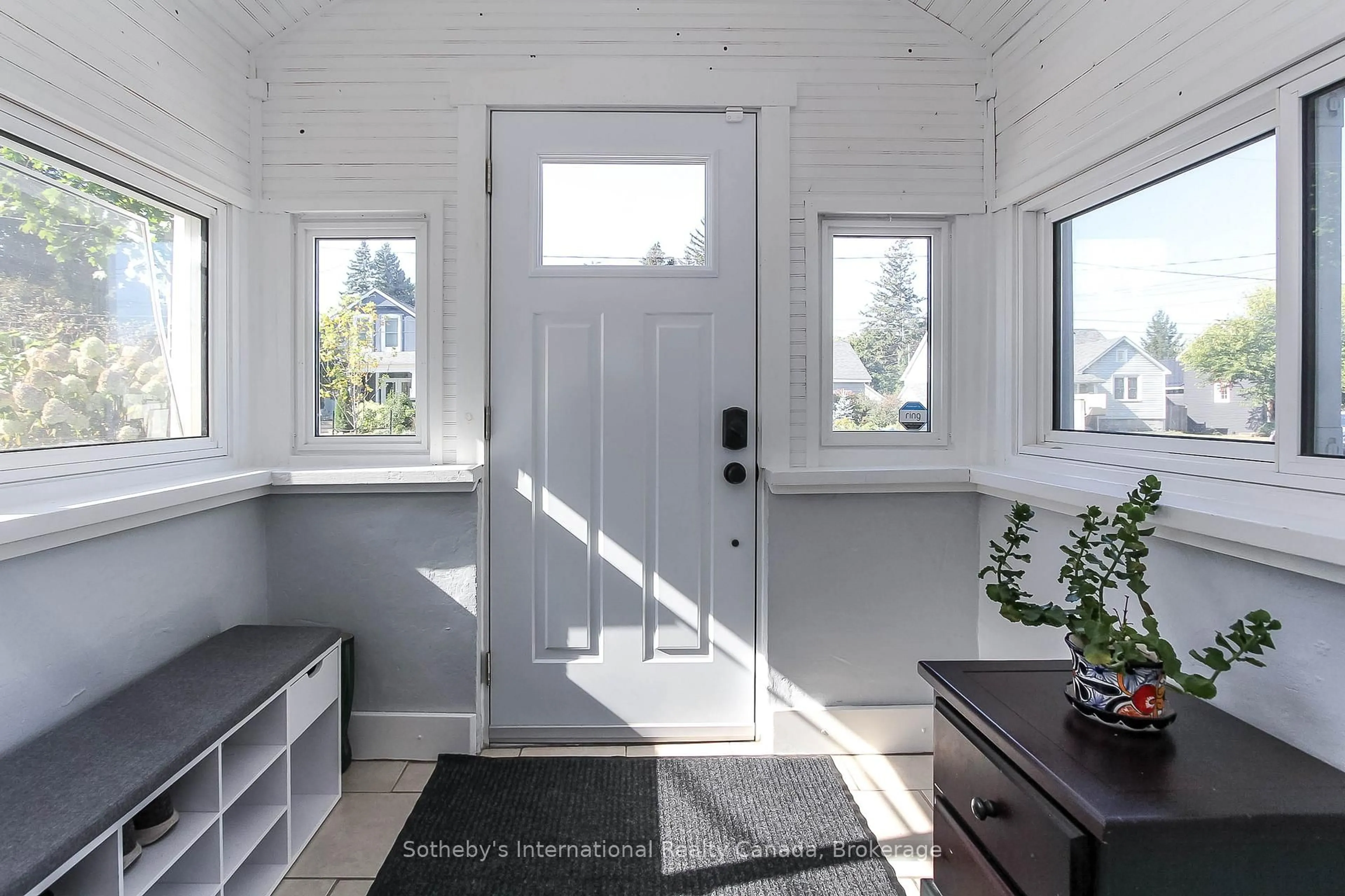 Indoor entryway for 41 MARKET St, Collingwood Ontario L9Y 3M5