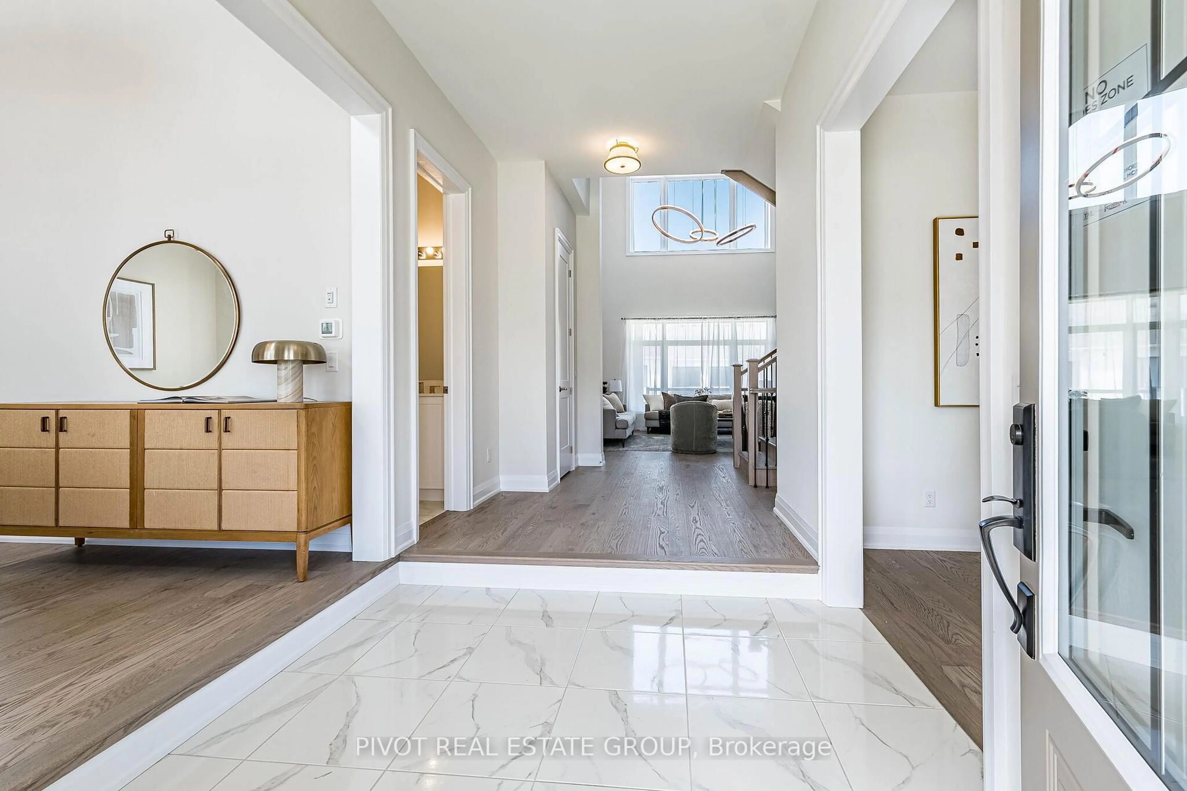 Indoor entryway for 10 Herbert Ave, Oro-Medonte Ontario L0L 2L0